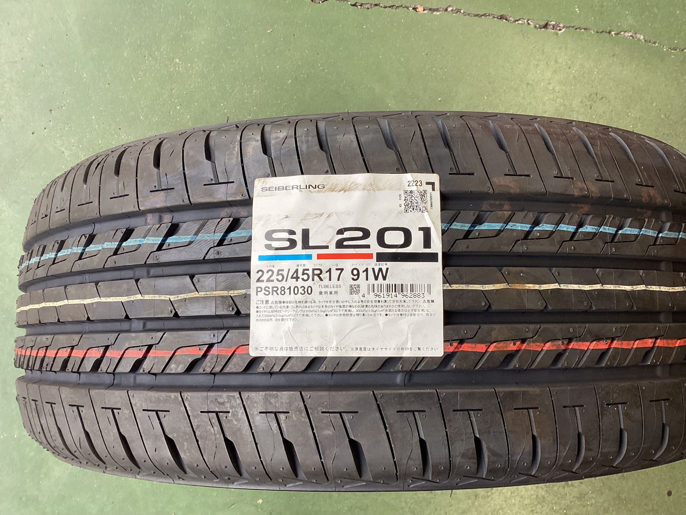 タイヤのひび割れにはご注意！VW ゴルフ セイバーリング SL201へタイヤ