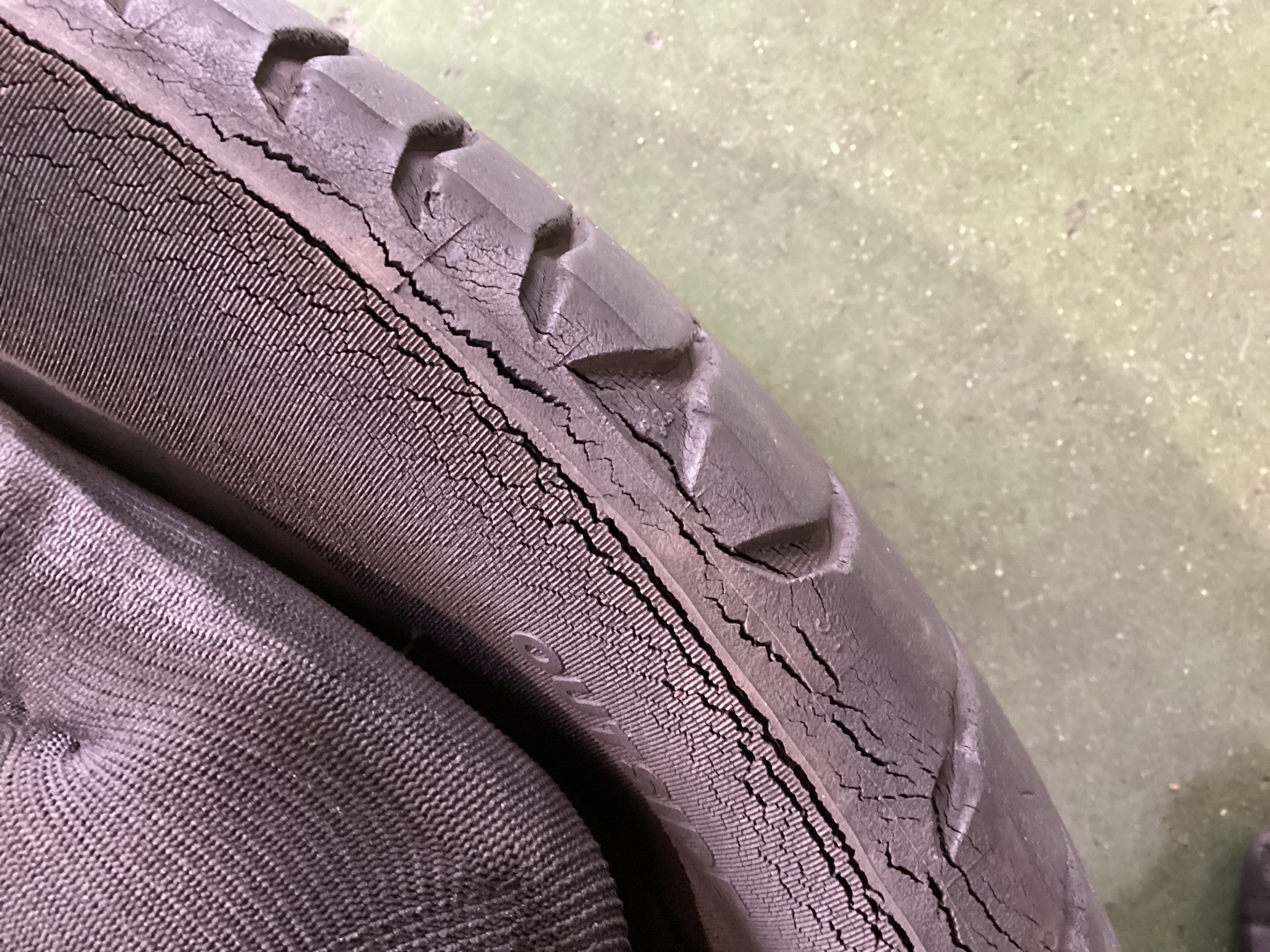 タイヤのひび割れにはご注意！VW ゴルフ セイバーリング SL201へタイヤ