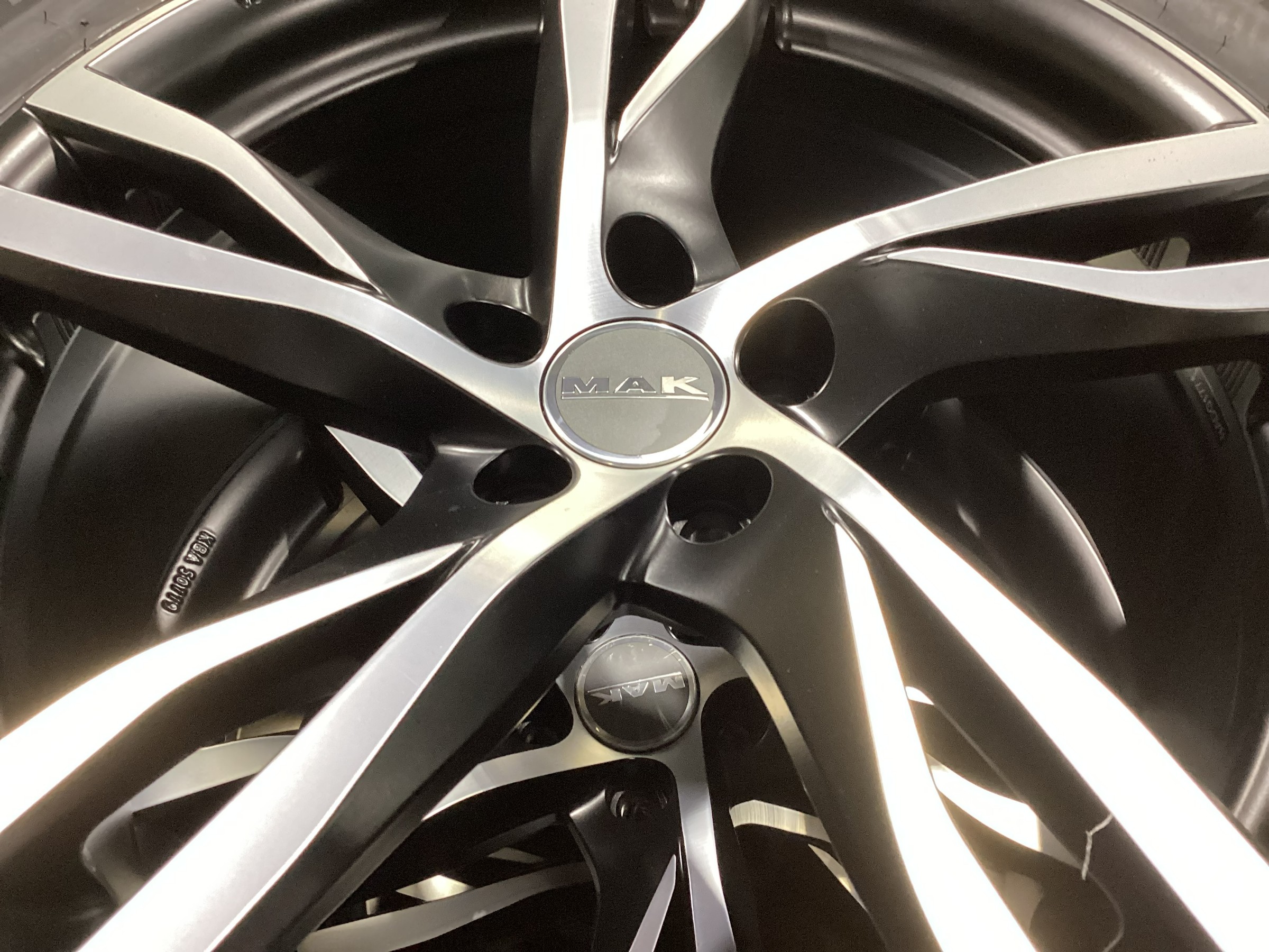 VOLVO XC60 BLIZZAK DM-V3 タイヤホイールセット取り付け VOLVO XC60 BLIZZAK DM-V3 タイヤホイールセット取り付け