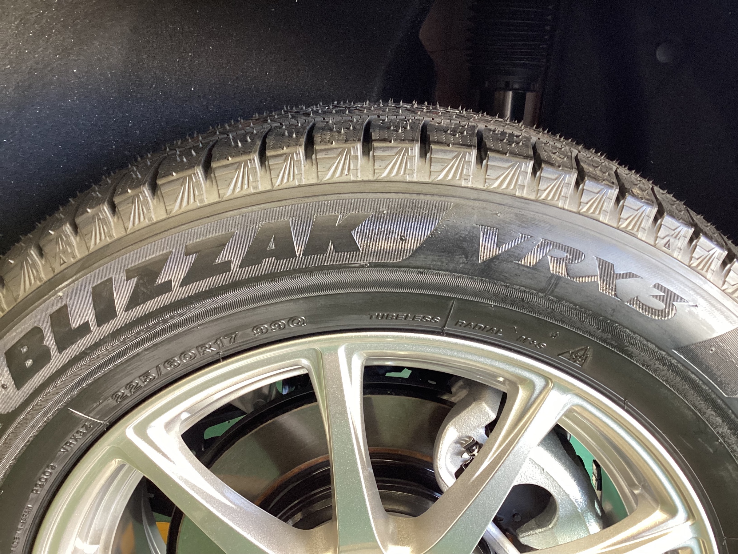 ホンダ・ZR−V】スタッドレスタイヤアルミホイール交換作業