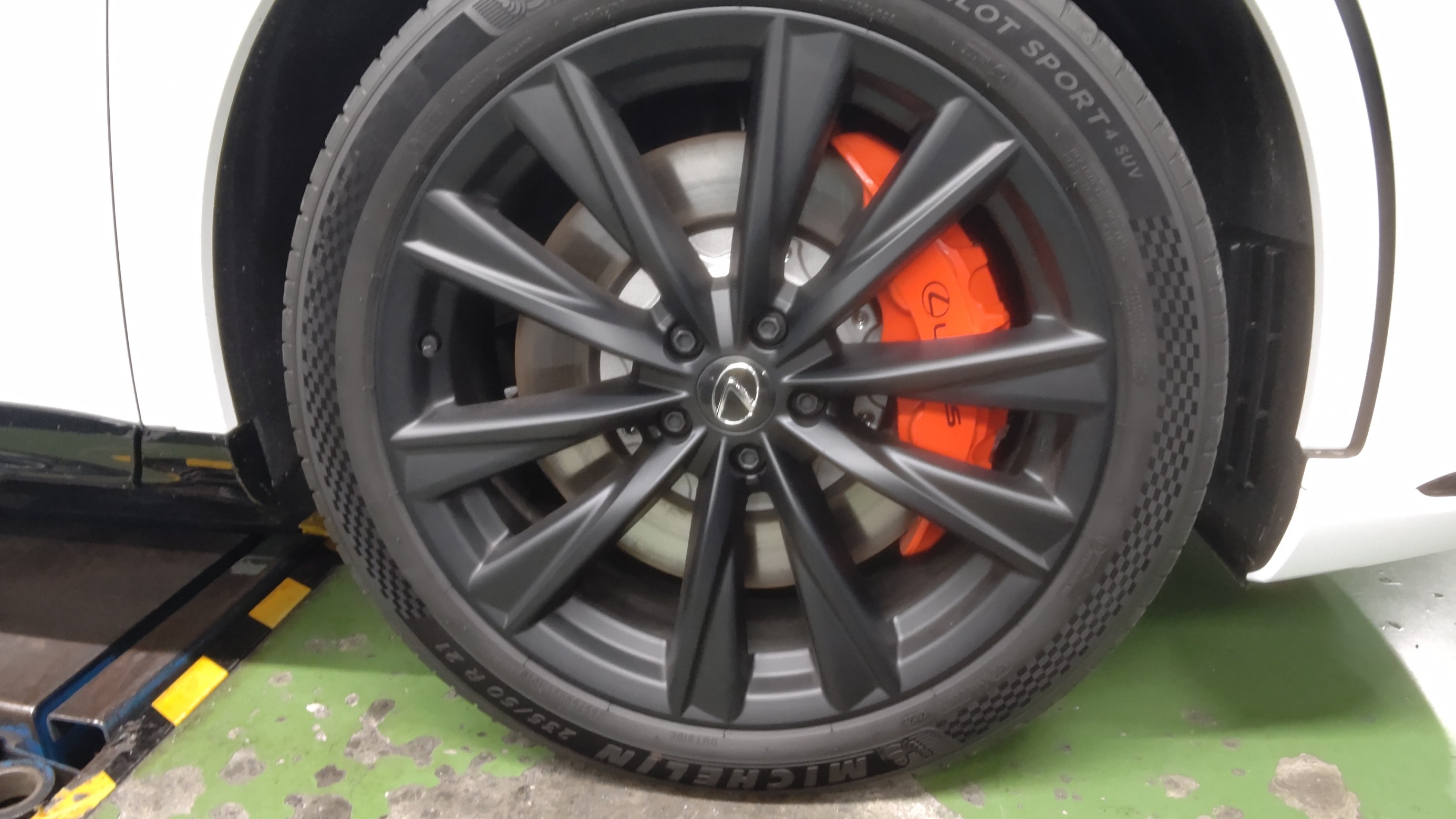 タイヤ館岩国では、大型SUV系のスタッドレスタイヤの購入取付もでき  