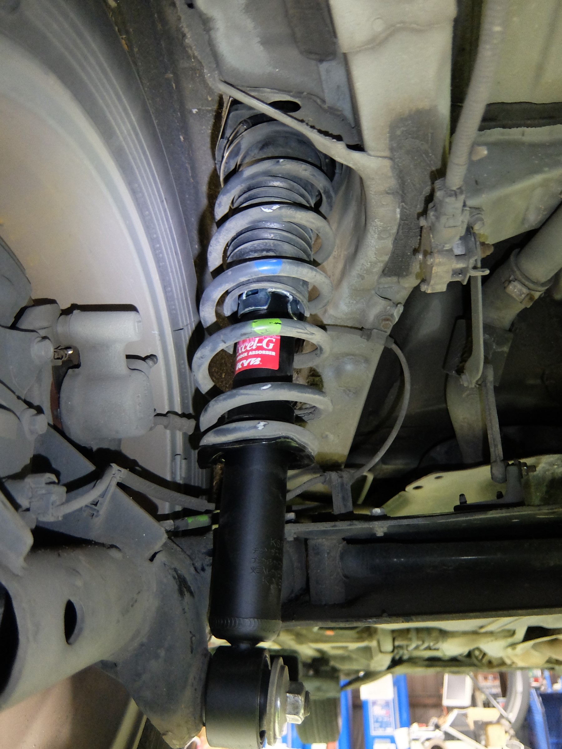 トヨタ Zne10g ウィッシュ Kybショックアブソーバーで足回りのリフレッシュ トヨタ ウィッシュ その他 パーツ取付 サスペンション取付 サービス事例 タイヤ館 うしく上柏田 茨城県のタイヤ カー用品ショップ タイヤからはじまる トータルカーメンテナンス