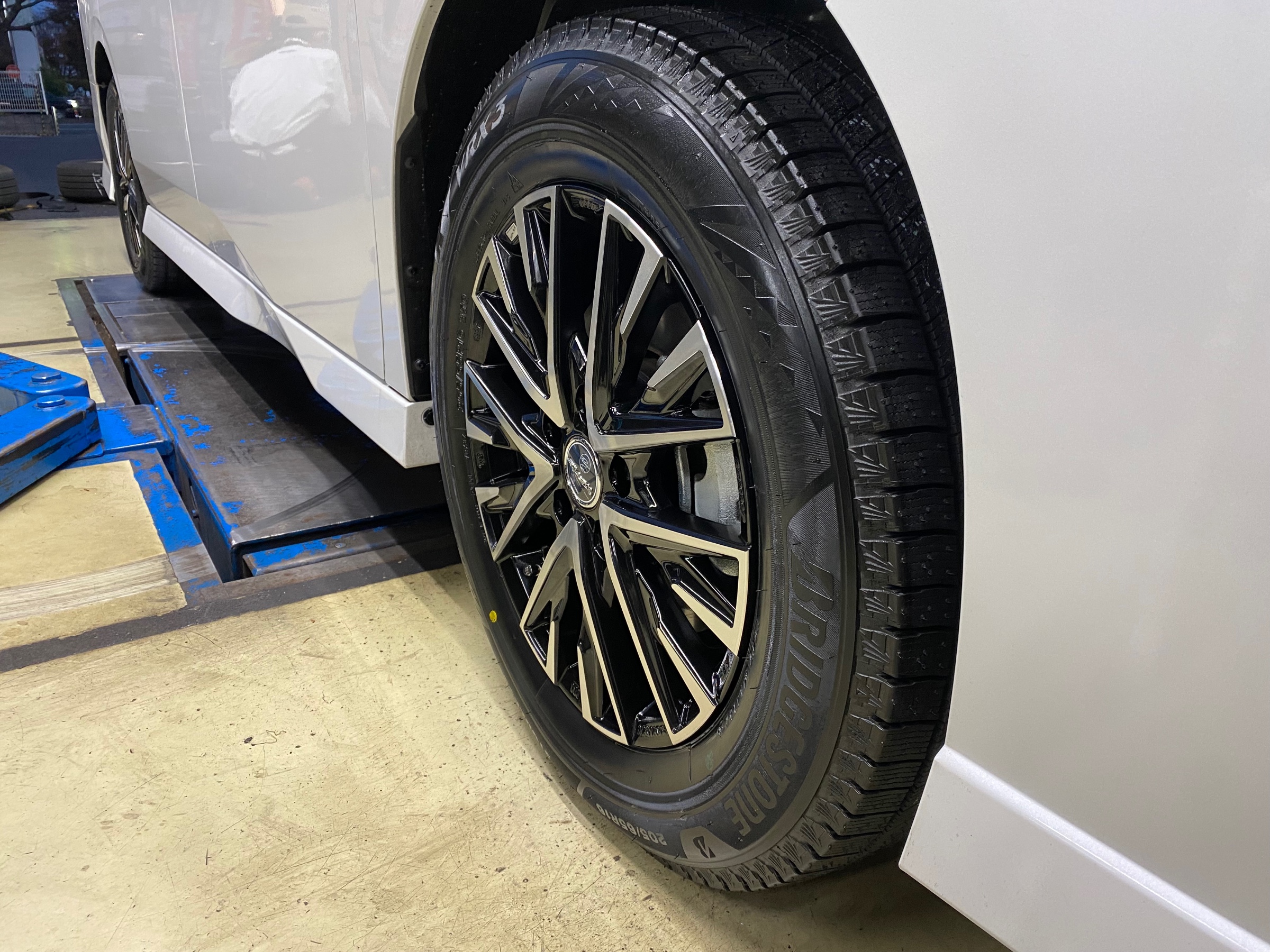 本日の作業紹介 日産 セレナePOWER タイヤ タイヤ・ホイール関連 > タイヤ・ホイール交換 サービス事例 タイヤ館 府中