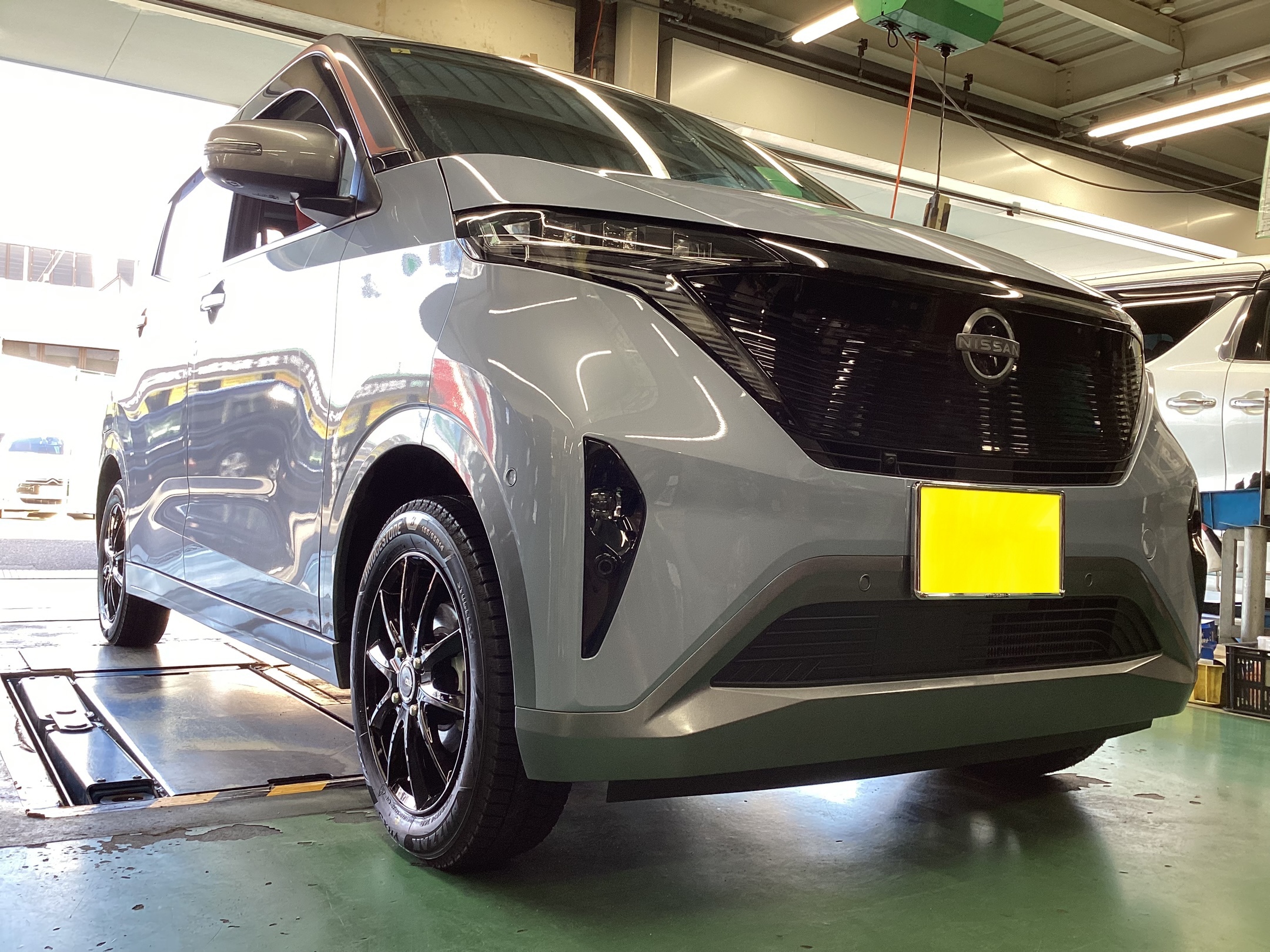 日産・サクラ】スタッドレスタイヤホイールセット交換作業 日産・サクラ】スタッドレスタイヤホイールセット交換作業