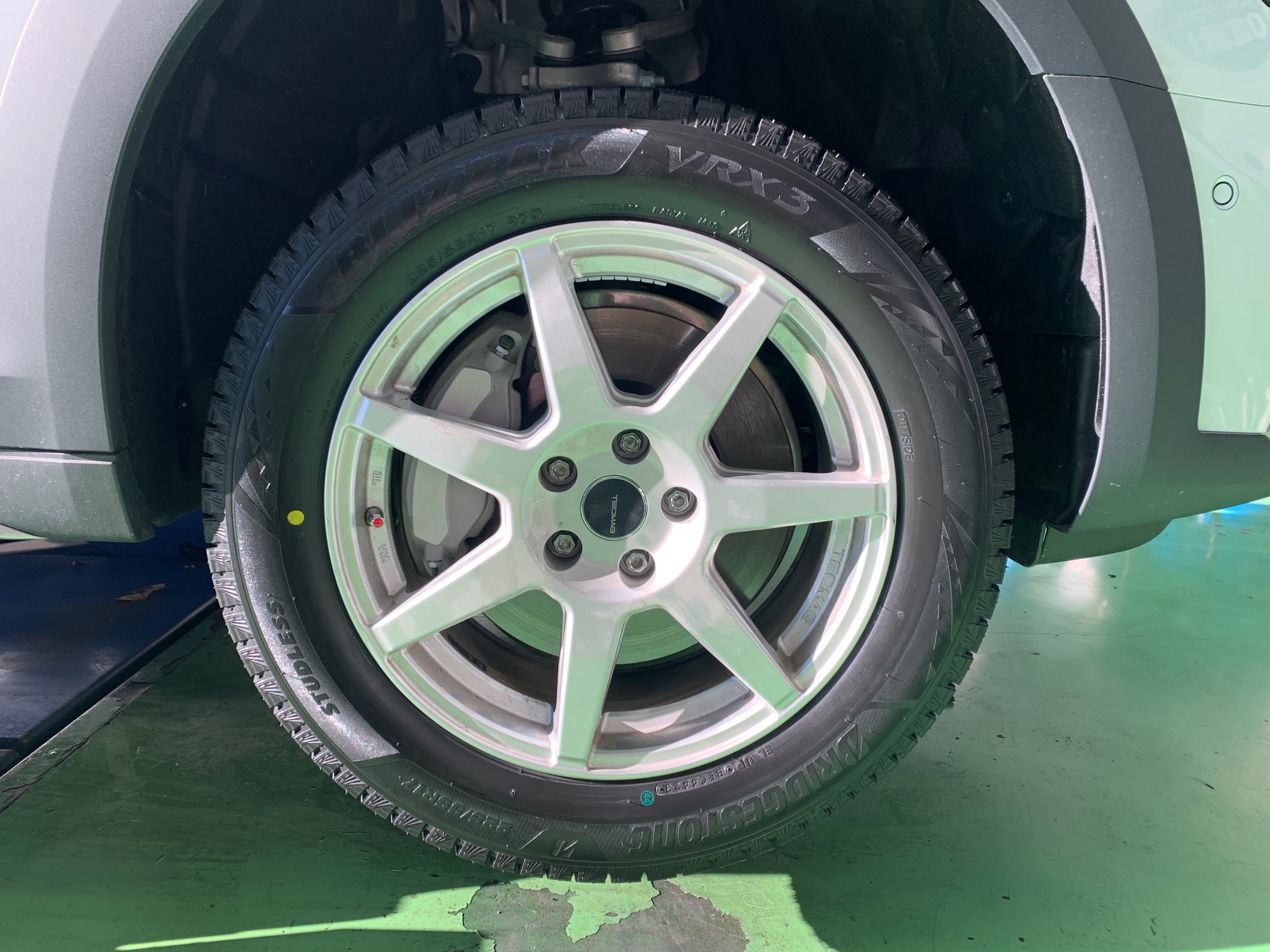 アウディ・A4・】スタッドレスタイヤ取付 | 店舗おススメ情報 | タイヤ