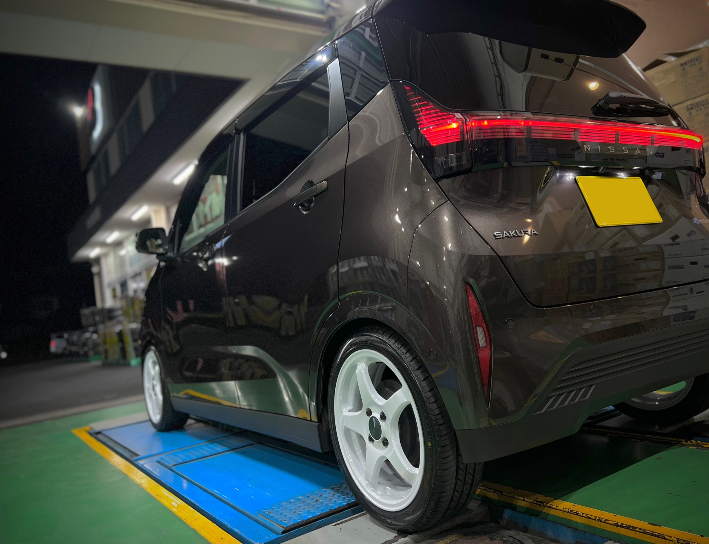 サクラ 日産 SAKURA インチアップ・ENKEI PF05 装着。 | 店舗おススメ