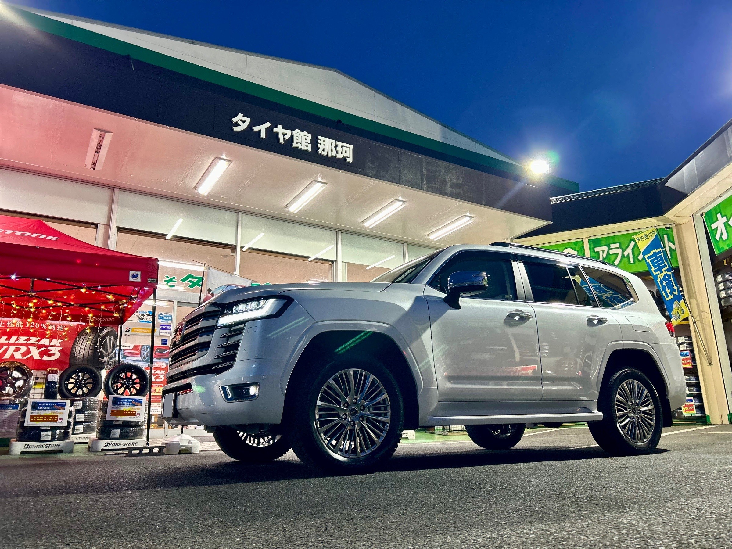 新型ランドクルーザースタッドレスセット品取付作業 | 店舗お 新型ランドクルーザースタッドレスセット品取付作業 | 店舗お