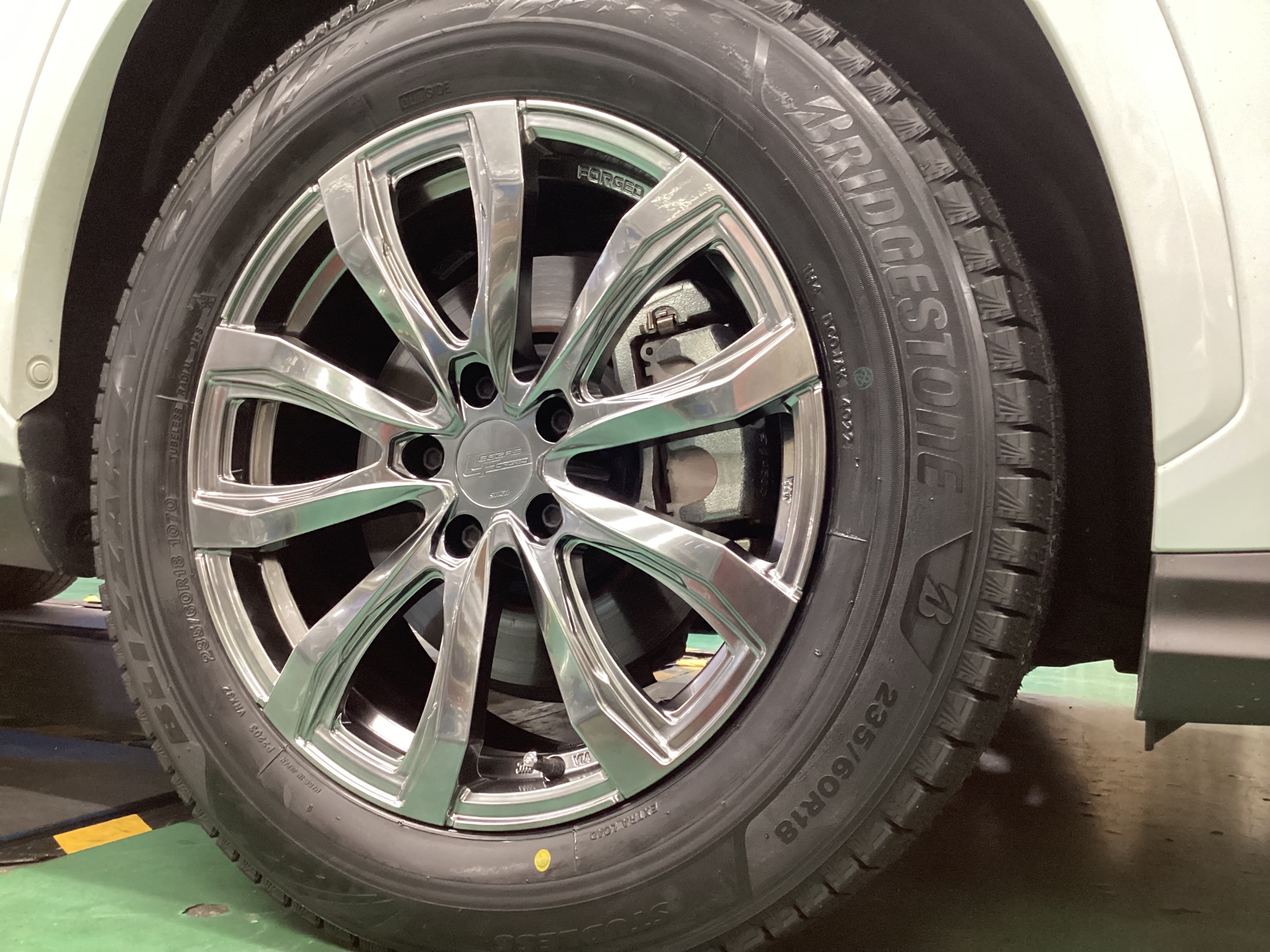 レクサス・NX350h】スタッドレスタイヤアルミセット交換作業