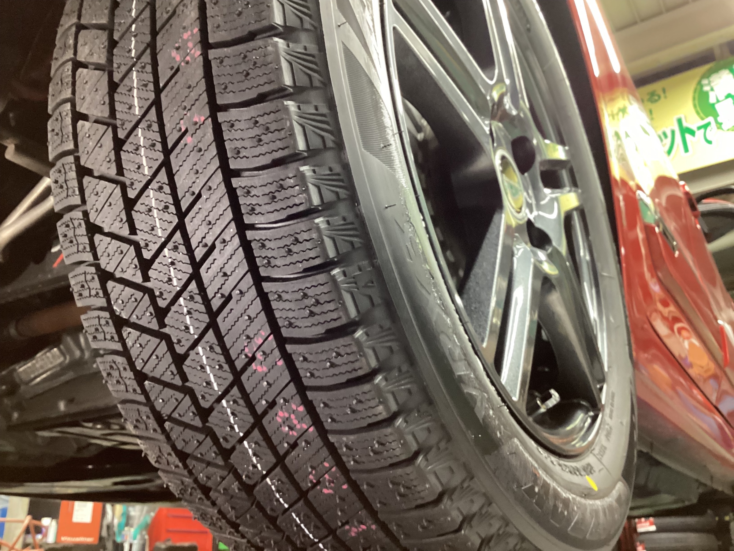 ルノー・トゥインゴ】（スタッドレスホイールセット交換作業） | 店舗