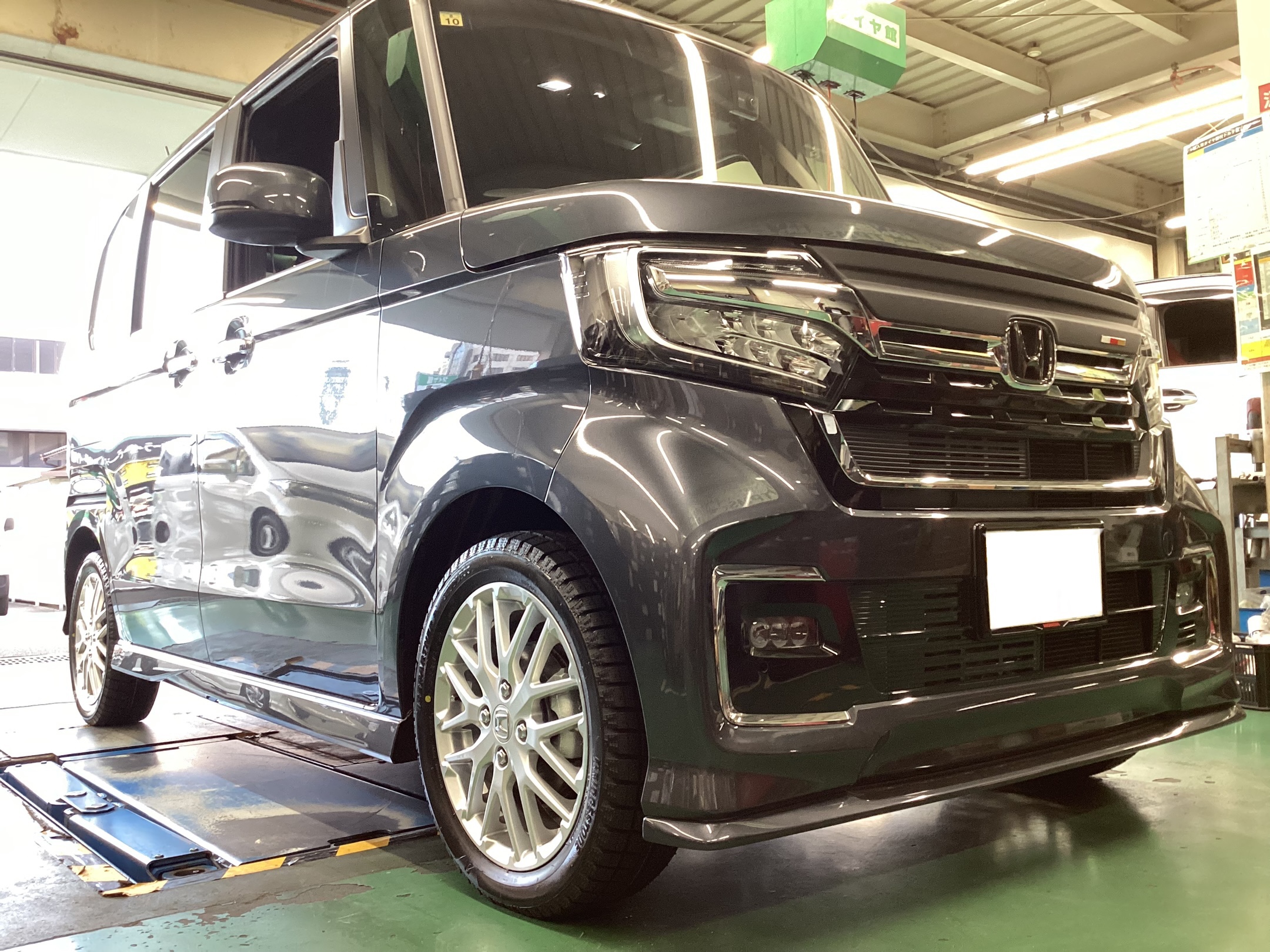 ホンダ・N−BOX】スタッドレスタイヤ交換作業（ブリヂストン