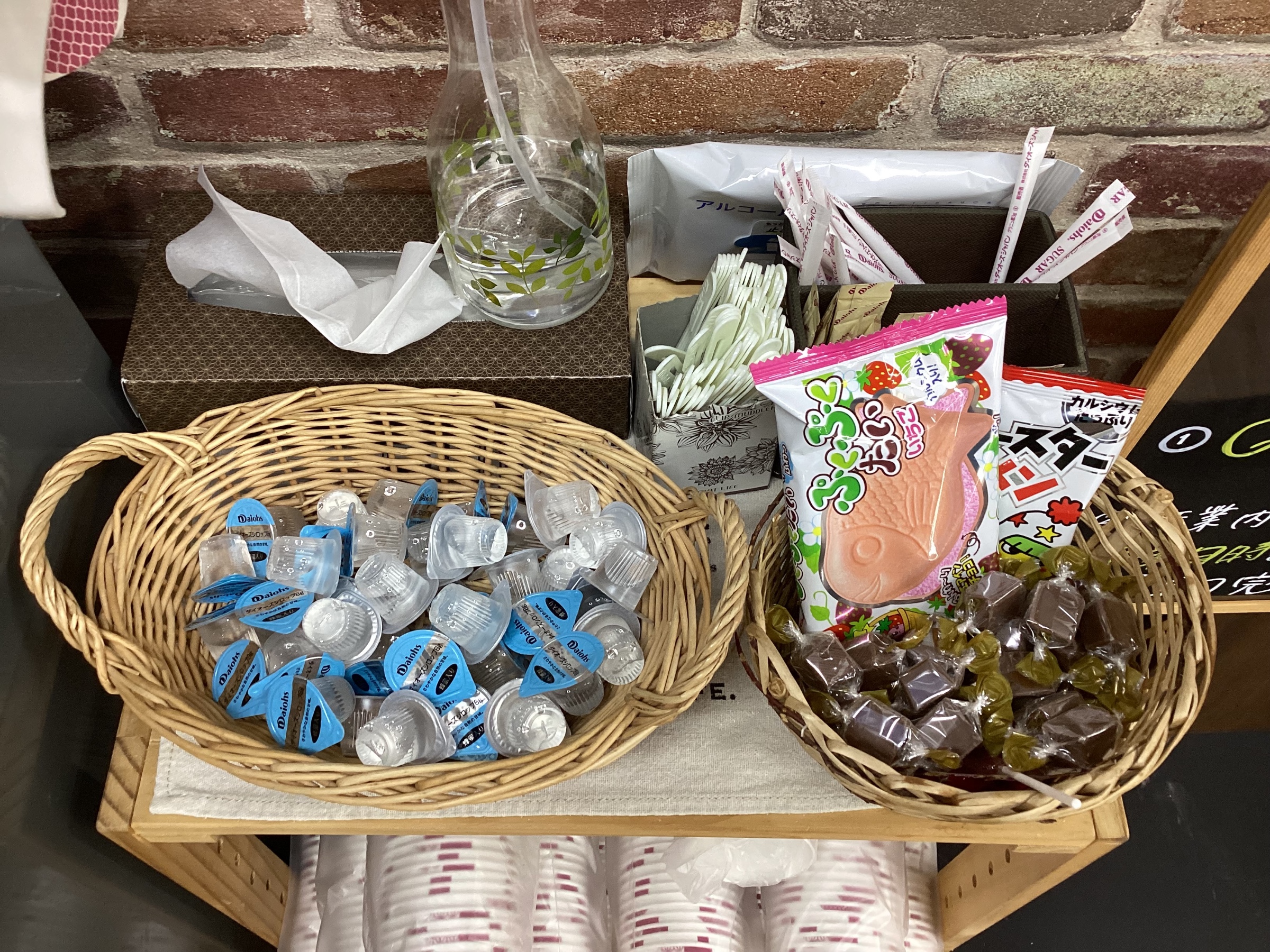 お菓子は何が入ってるかお楽しみ