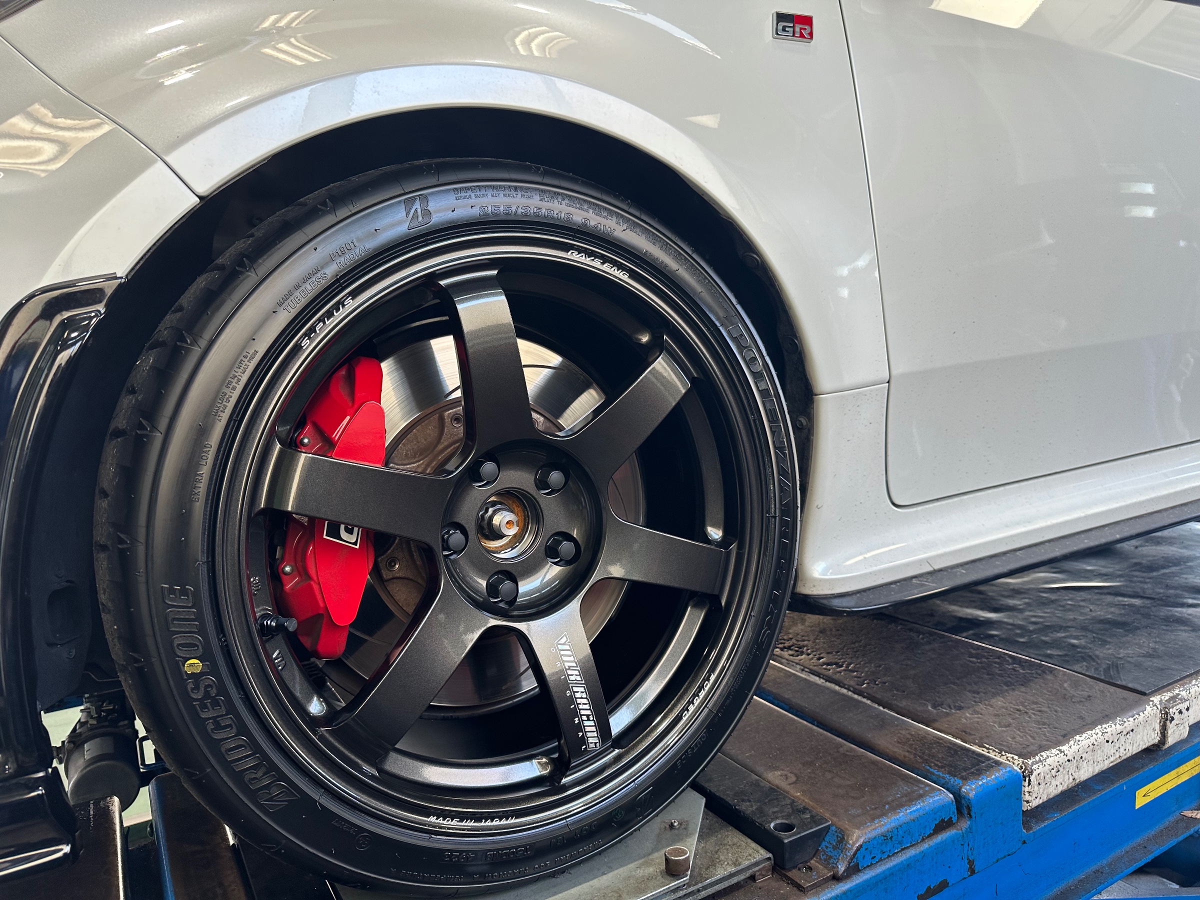 TE37 SAGA S-plus｜RAYS（株式会社レイズ）｜革新的な