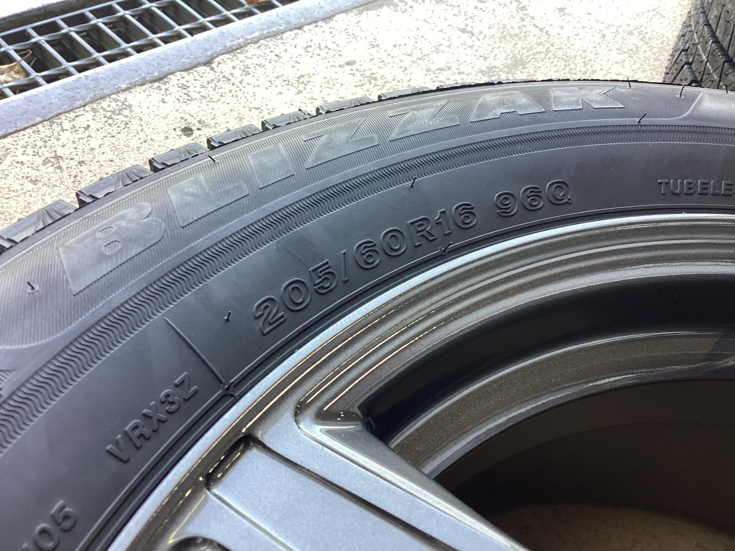 TOYOTA ノア BLIZZAK VRX3 タイヤホイールセット取り付け！！！ | 店舗