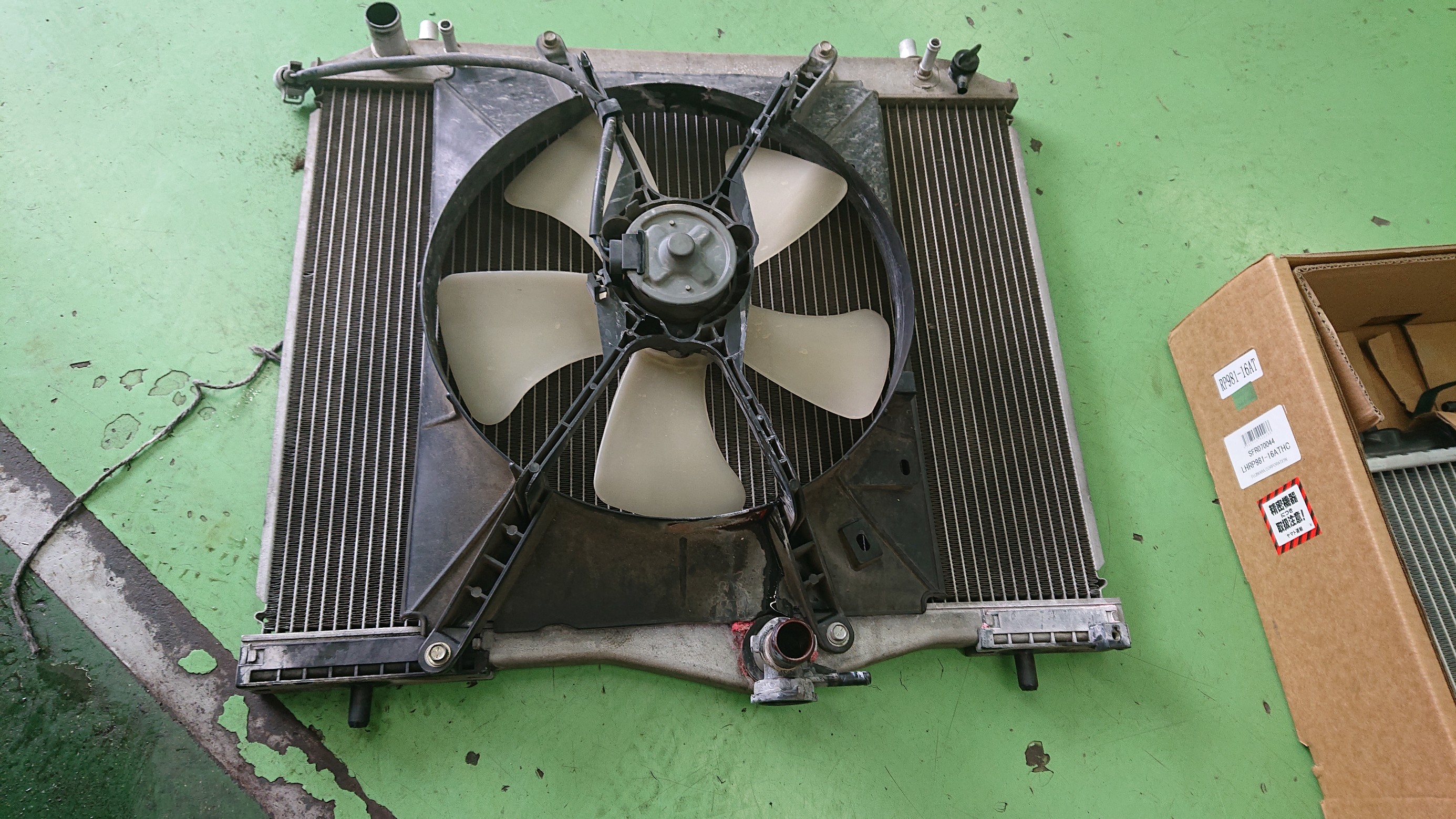 テリオスキッドJ111G純正ラジエーターファン J111G テリオスキッド ラジエーター & ファン