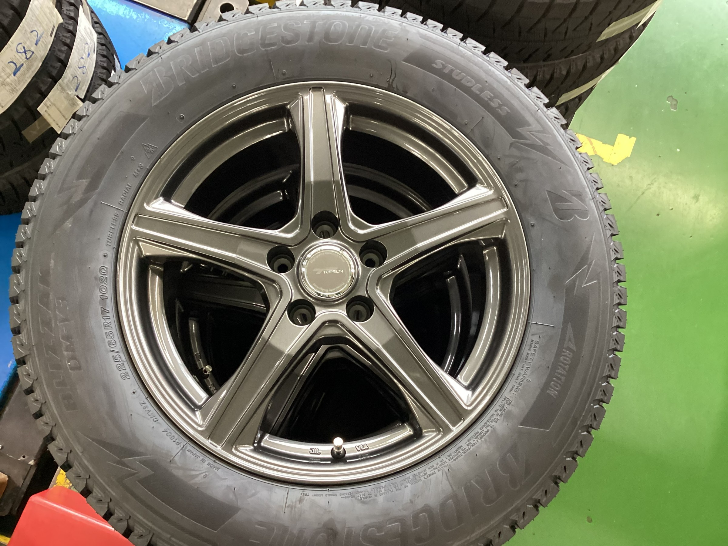トヨタ RAV4 スタッドレス&ホイールセット取付 | 店舗おススメ トヨタ RAV4 スタッドレス&ホイールセット取付 | 店舗おススメ