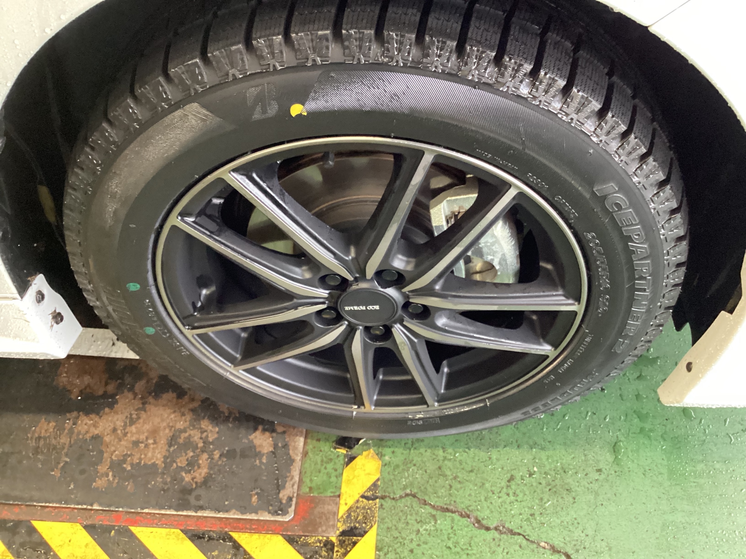 トヨタ・カローラツーリング タイヤホイールセット取り付け
