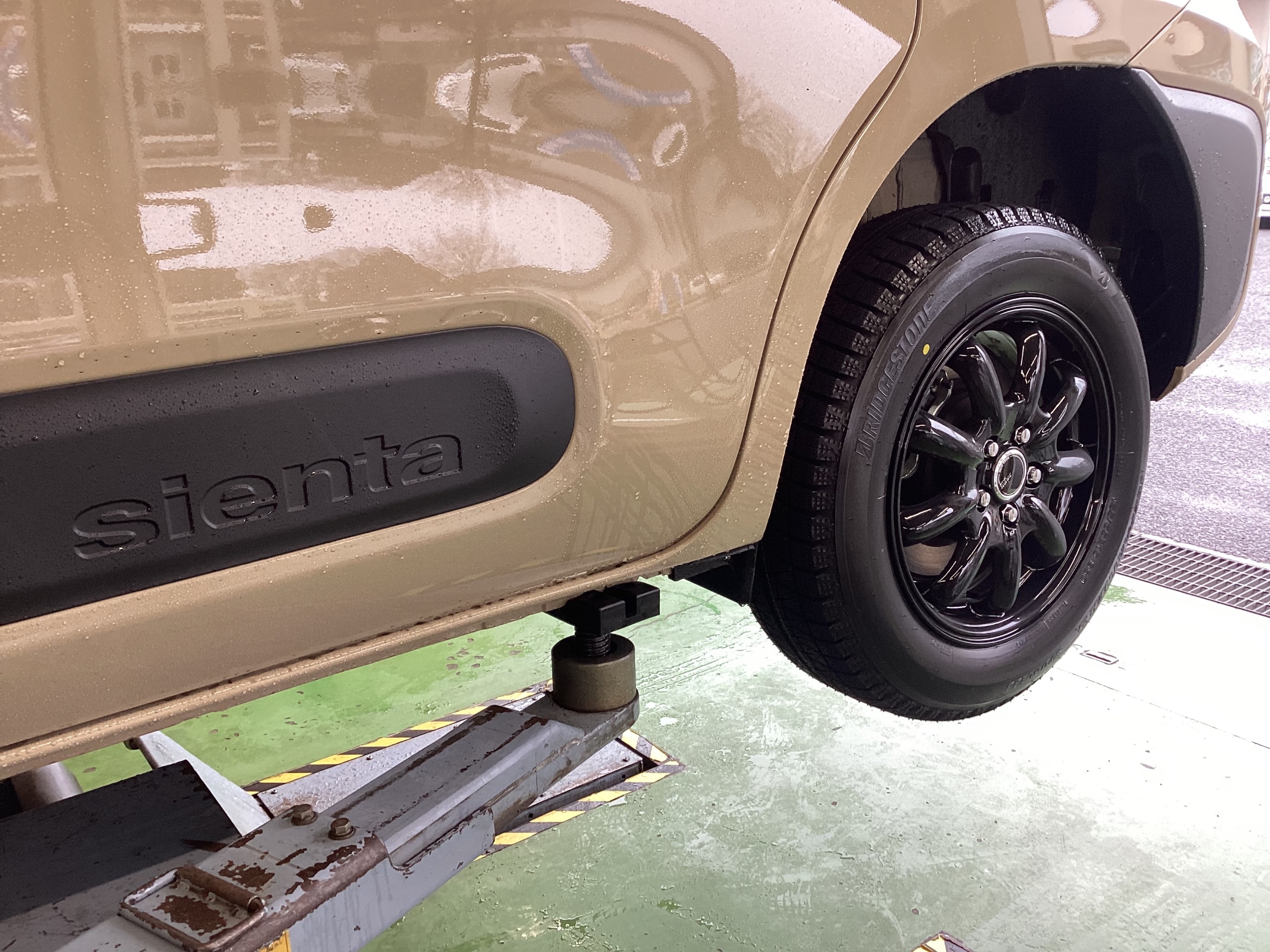 シエンタハイブリッド（MXPL10G）スタッドレスセット取付 | 店舗お