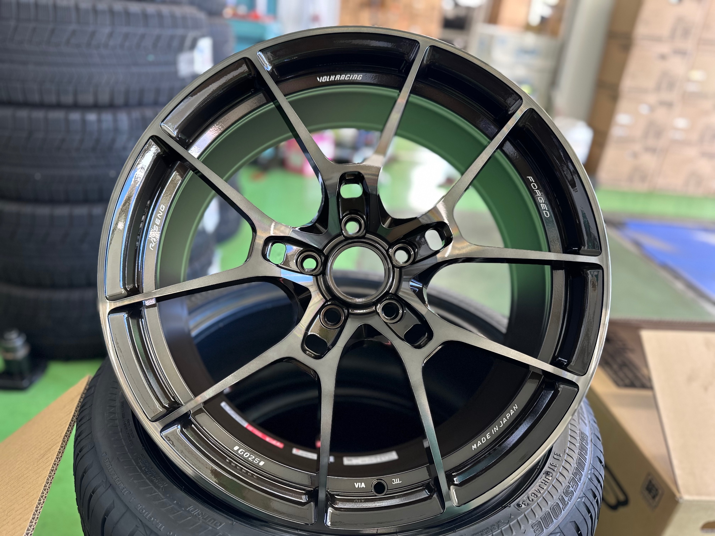 ニッサン・スカイライン・HV37】19インチタイヤホイールセット取付