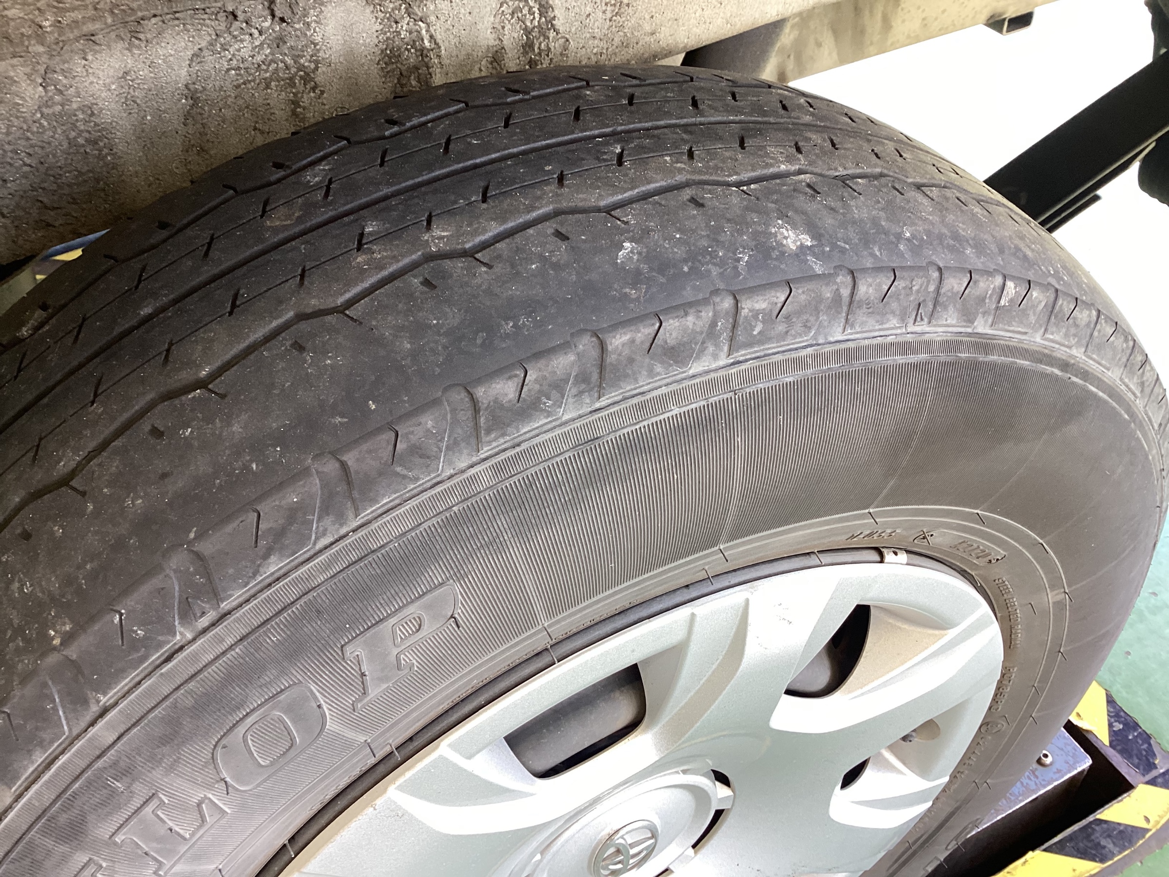 ハイエースワゴン(TRH214W)ホイールセット取付 | 店舗おススメ ハイエースワゴン(TRH214W)ホイールセット取付 | 店舗おススメ