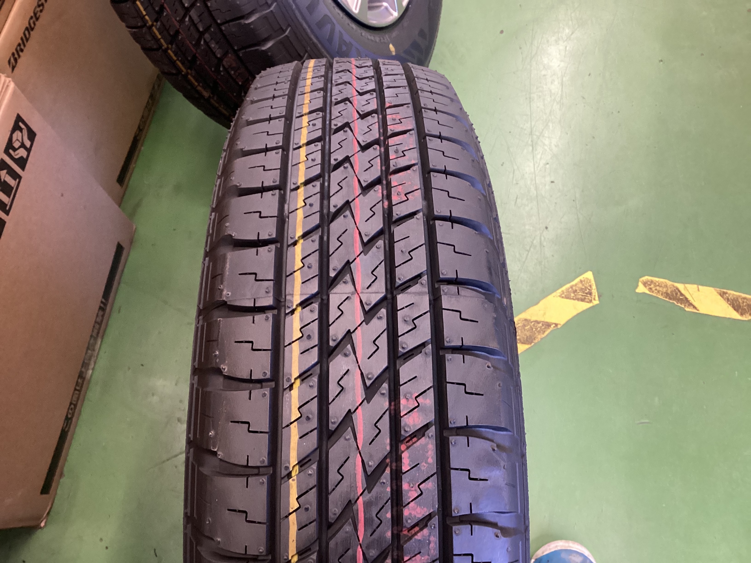 ハイエースワゴン（TRH214W）ホイールセット取付 | 店舗おススメ
