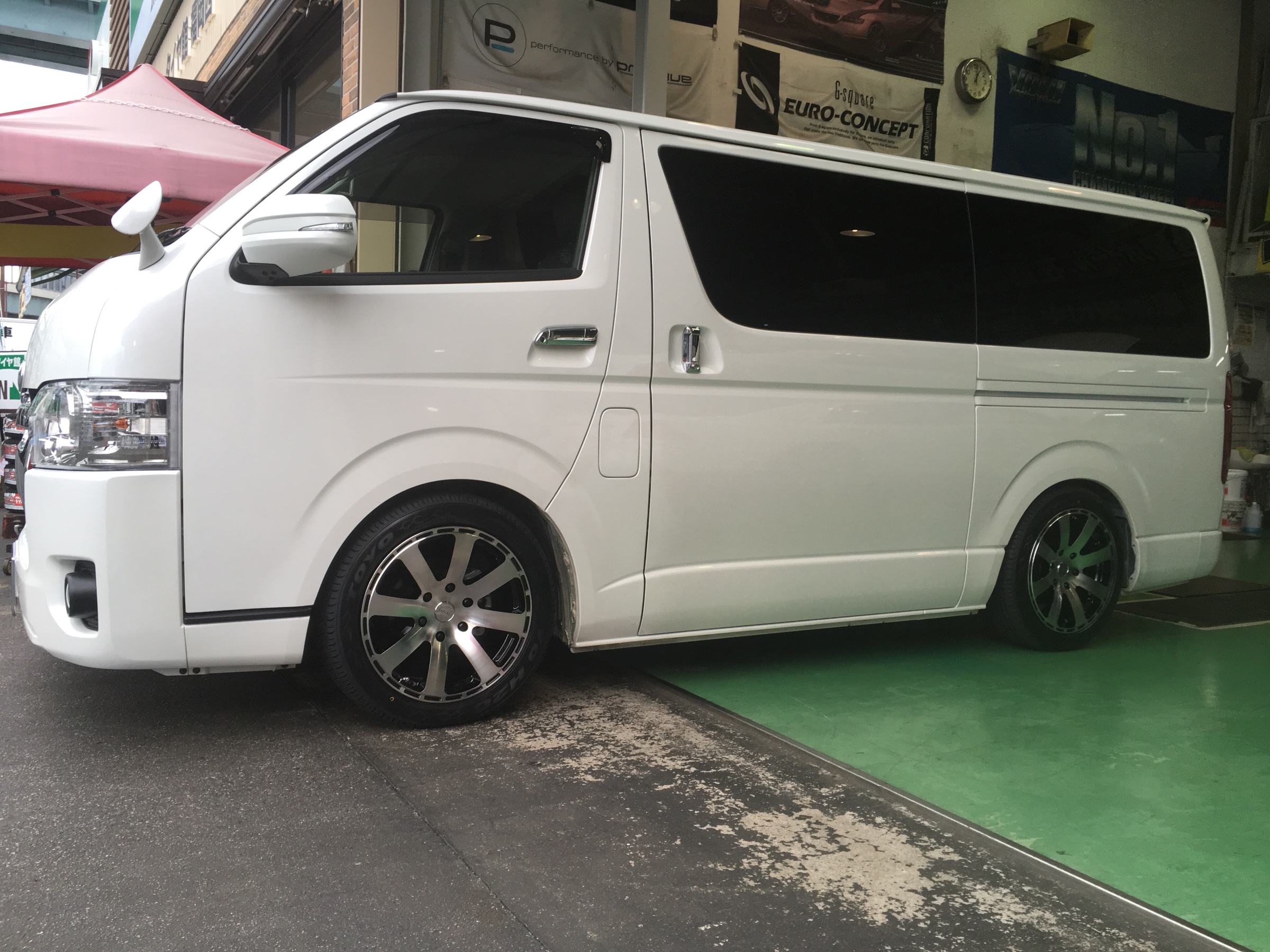 トヨタハイエース アルミホイール取り付け O 取り付け 施工事例集 タイヤ館 福岡西 タイヤからはじまる トータルカーメンテナンス タイヤ館グループ