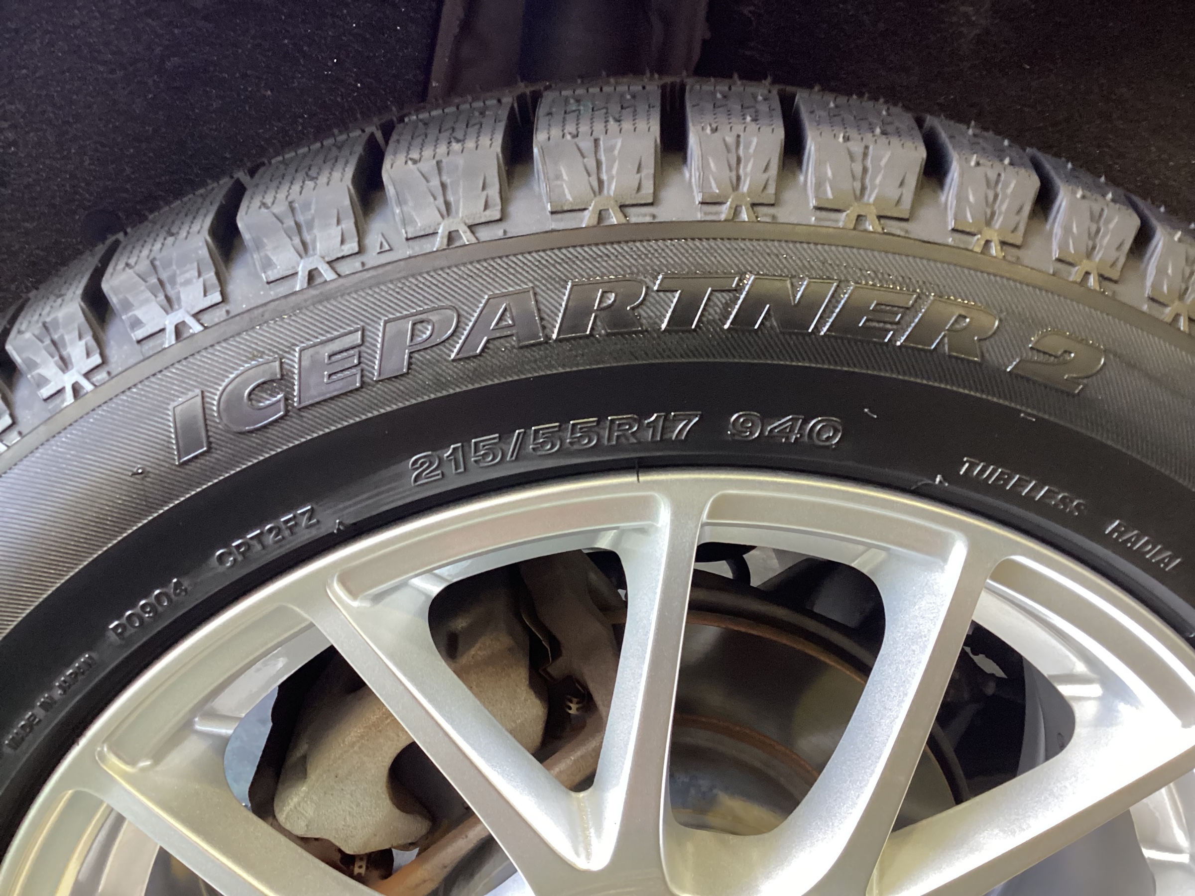 ホンダ・ヴェゼル】スタッドレスタイヤホイールセット交換作業