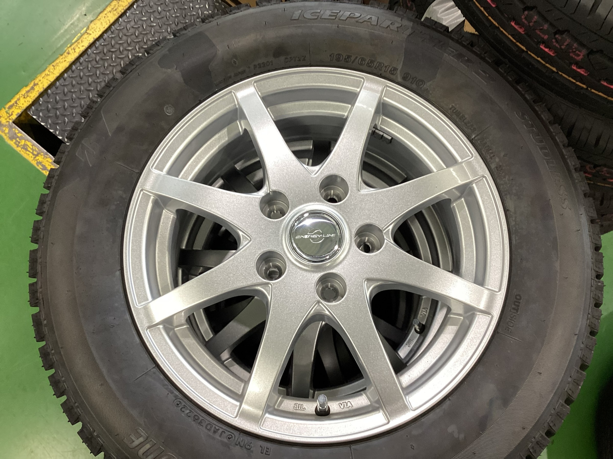セレナ スタッドレスタイヤ 195/65R15 4本セット　アルミホイール付き スタッドレスタイヤ☆195/65R15☆セレナ☆4本セット☆ホイール付き