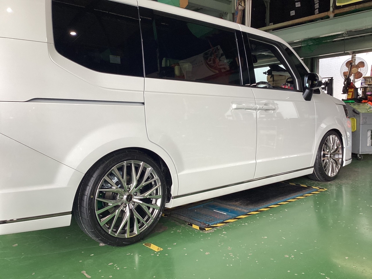 ステップワゴン車高調取付 | 店舗おススメ情報 | タイヤ館 太子