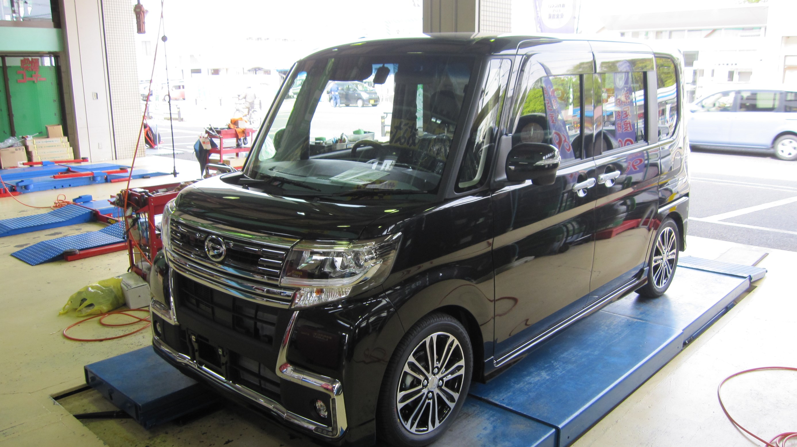 新型タントカスタム 納車前に車高調取付け ダイハツ タントカスタム サービス事例 タイヤ館 奈良 奈良県のタイヤ カー用品ショップ タイヤからはじまる トータルカーメンテナンス タイヤ館グループ