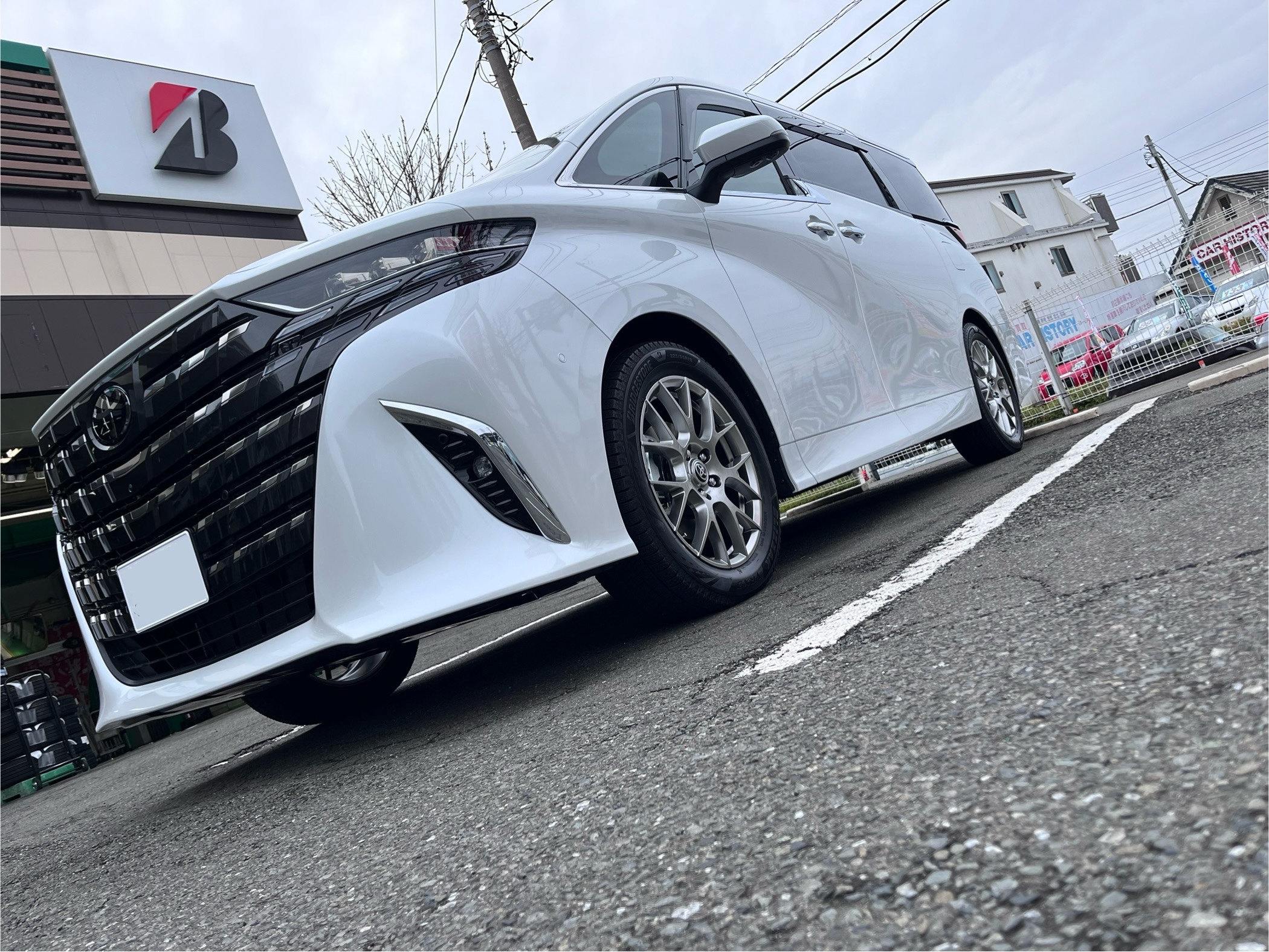 新型アルファードにスタッドレスセット取付 | 店舗おススメ情報