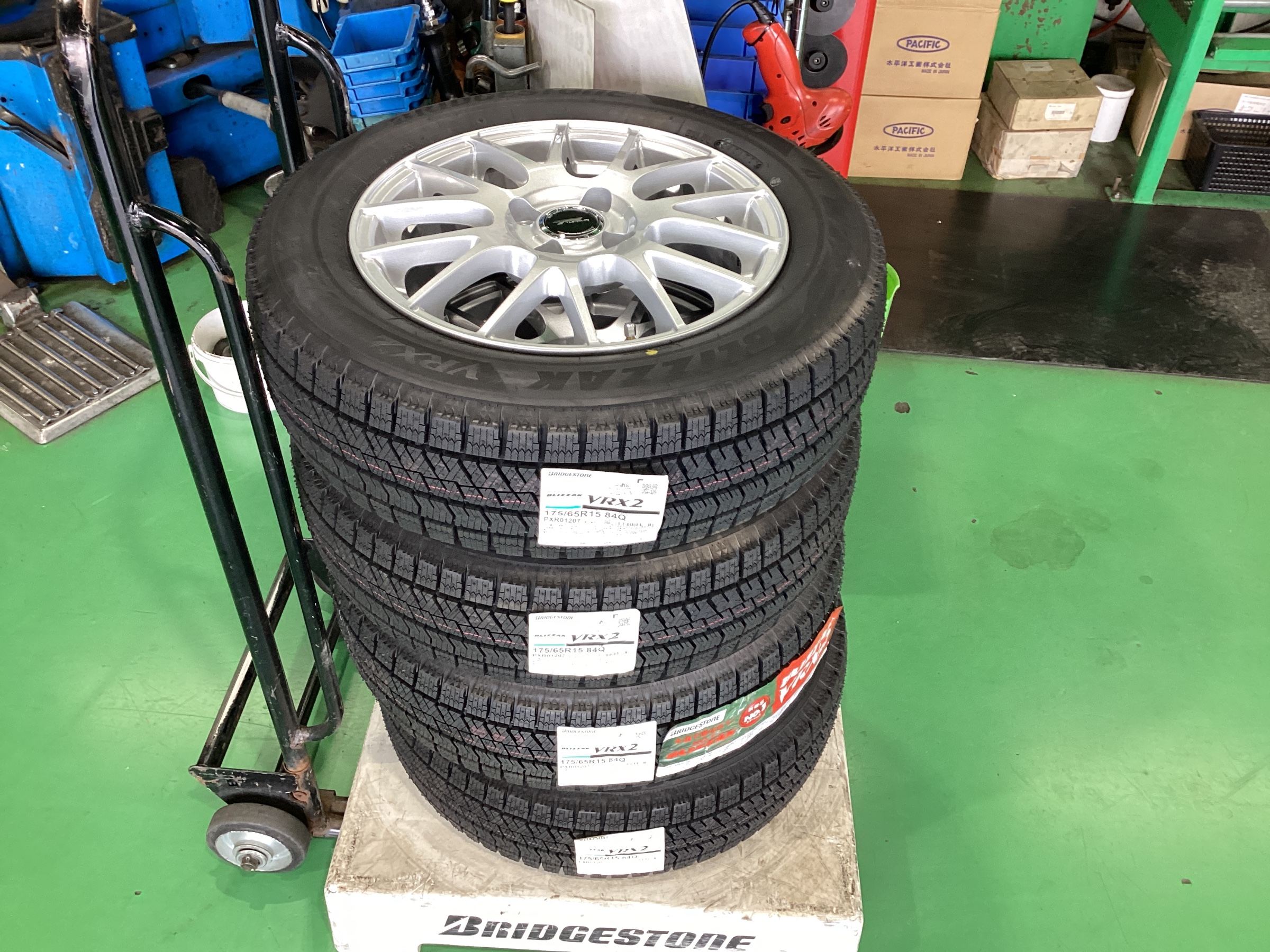 トヨタ アクア スタットレス4本＆ホイールセット取付！ | 店舗