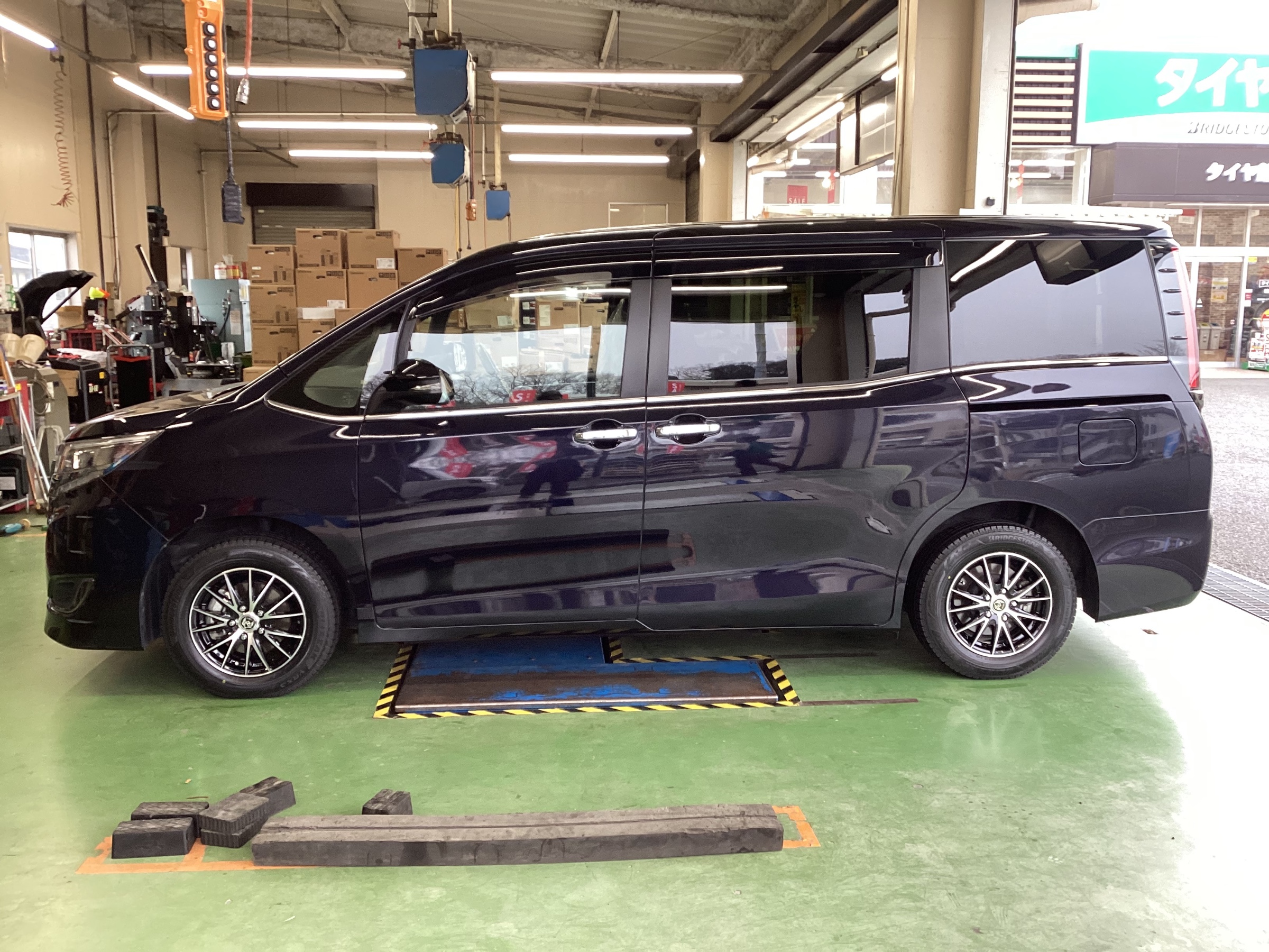 エスクァイア（ZWR80G）スタッドレスセット取付 | 店舗おススメ情報