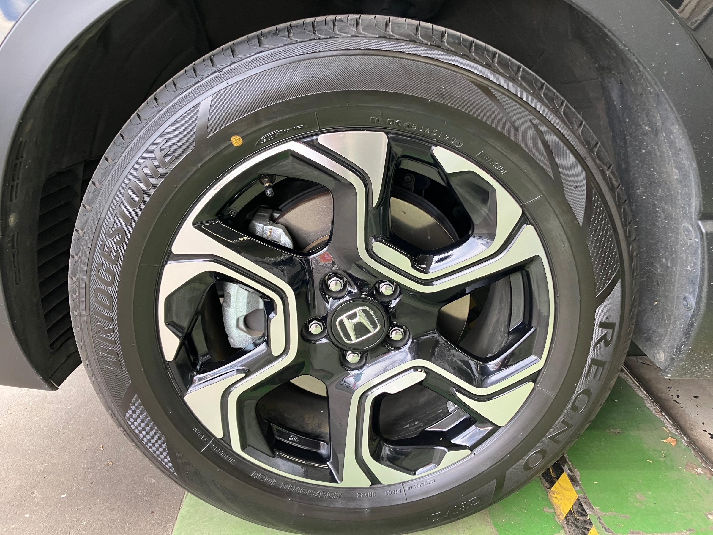ホンダ CRV 100km点検！ ホンダ CRV タイヤ タイヤ・ホイール関連 > タイヤ・ホイール交換 サービス事例 タイヤ