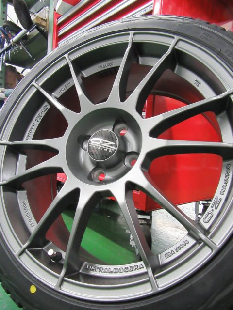 アバルト695 純正ホイール 2024年式 走行2000km ブレンボ対応 美品 2024年限定カラー3Dバフの【ブラッドレーフォージド匠】発売中