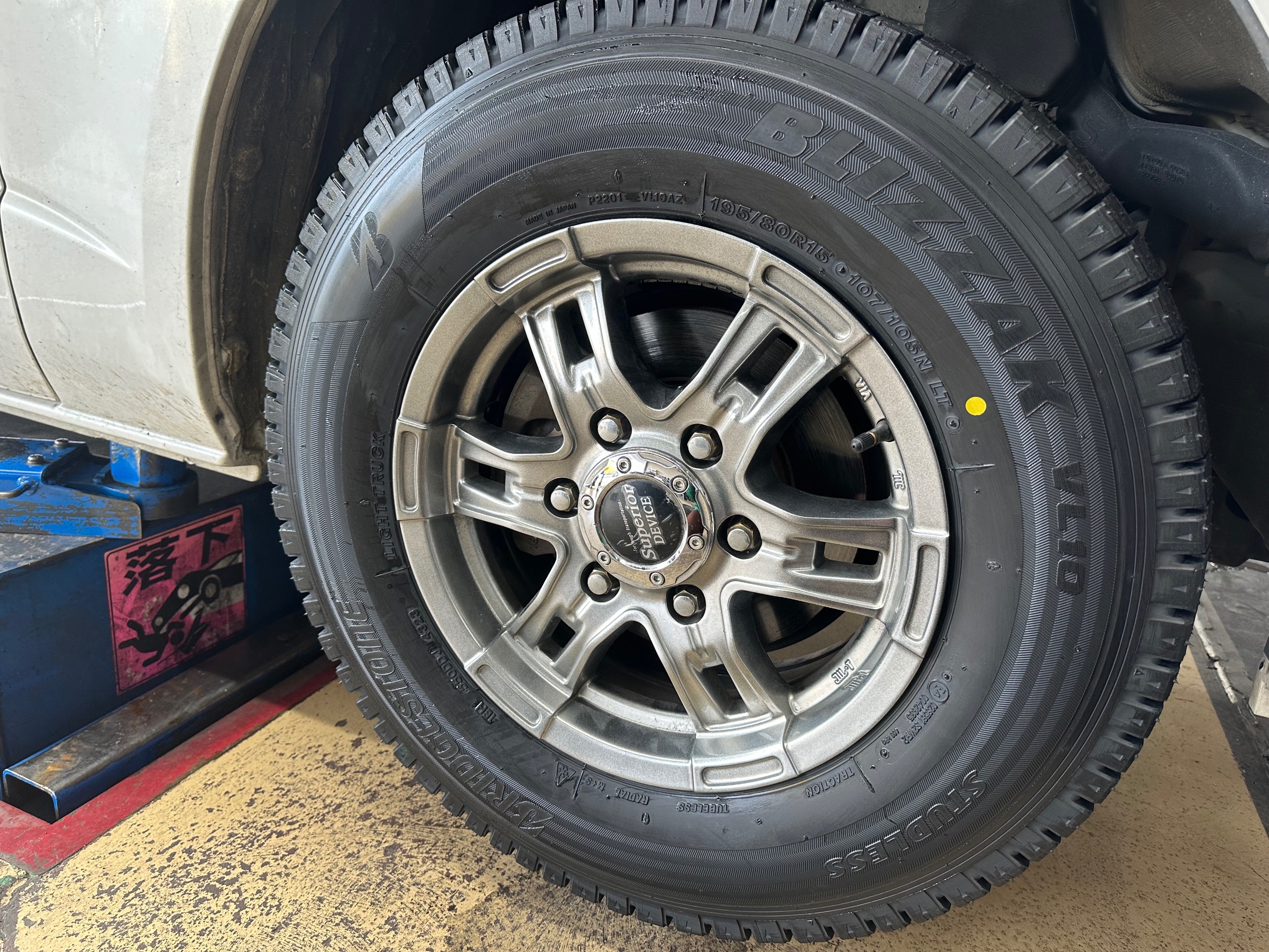 195/80R15 スタッドレスタイヤ ハイエースなどに！ ハイエース純正