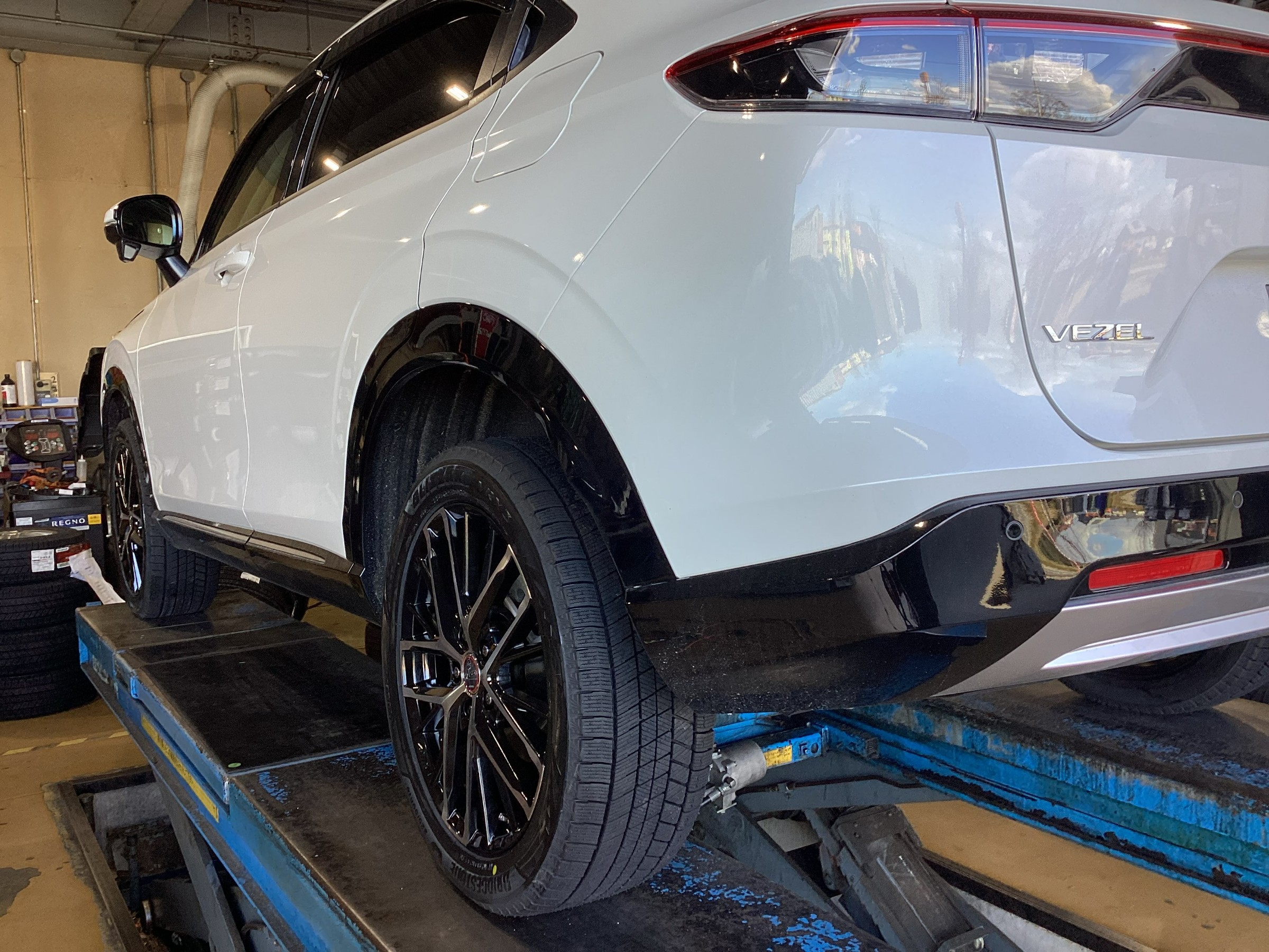 HONDA ヴェゼル BLIZZAK VRX3 タイヤホイールセット取り付け