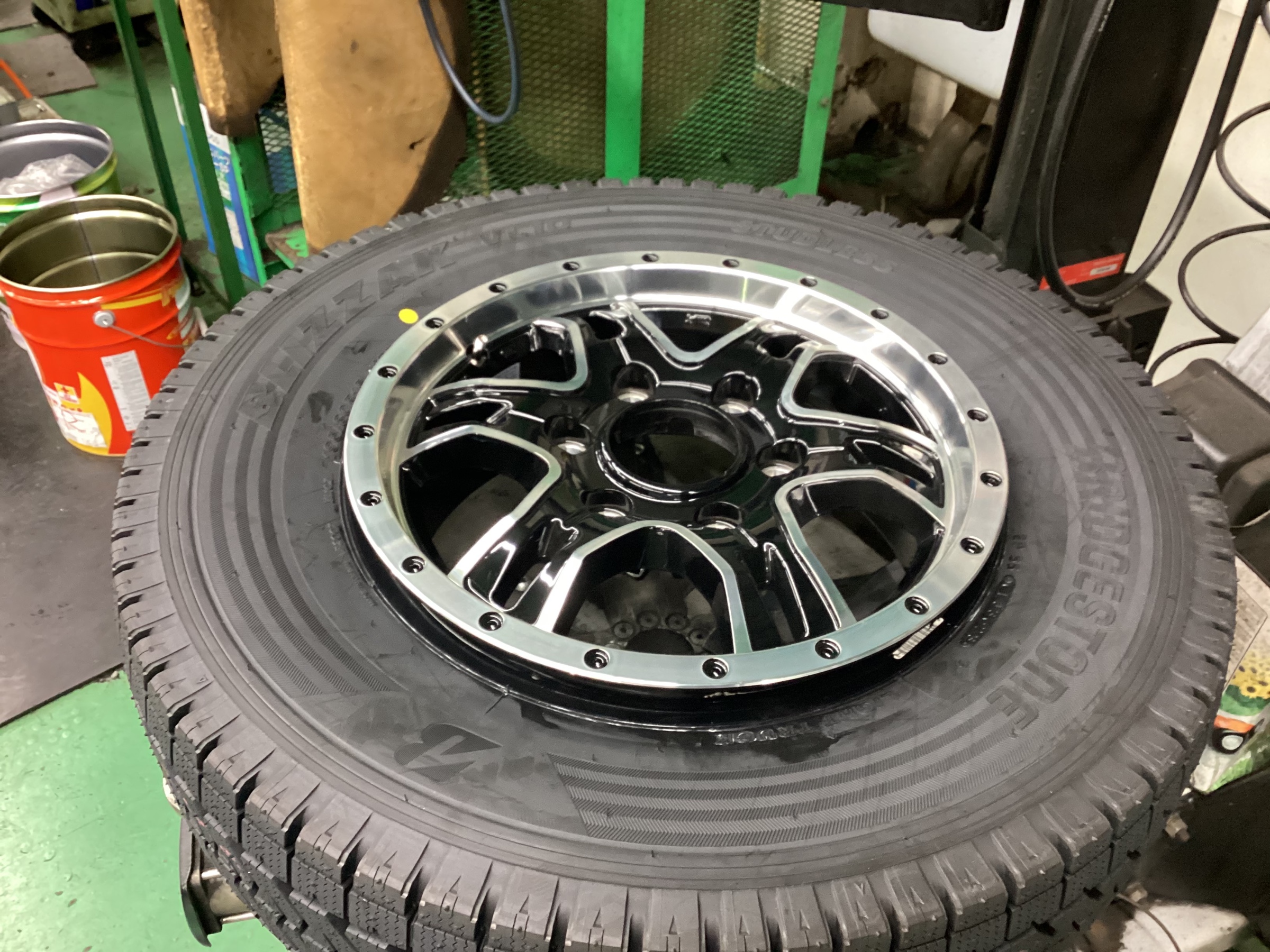 ハイエース スタッドレスタイヤとホイールセット。 | 店舗おススメ情報