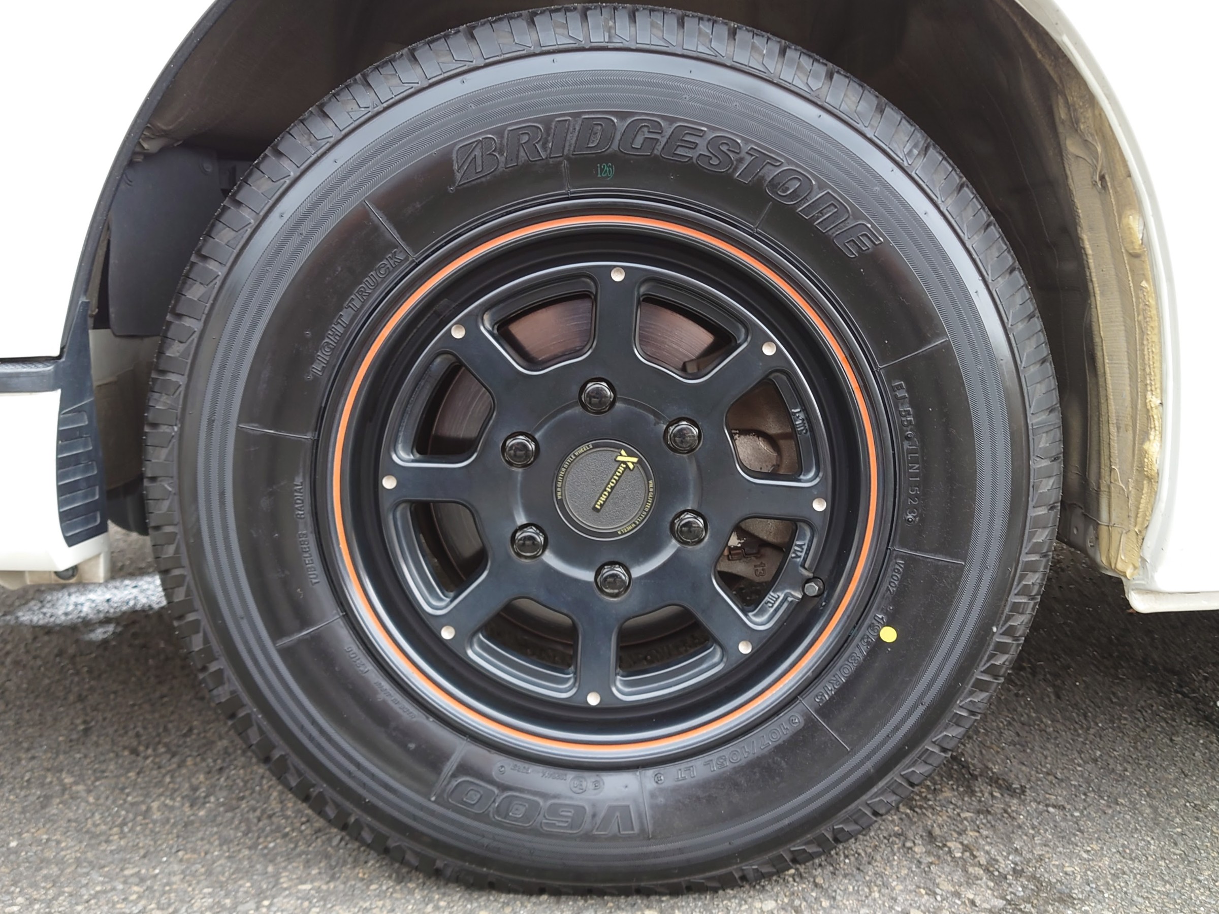 はたらく車もタイヤ館にお任せ!! トヨタ ハイエースのタイヤ交換 はたらく車もタイヤ館にお任せ!! トヨタ ハイエースのタイヤ交換