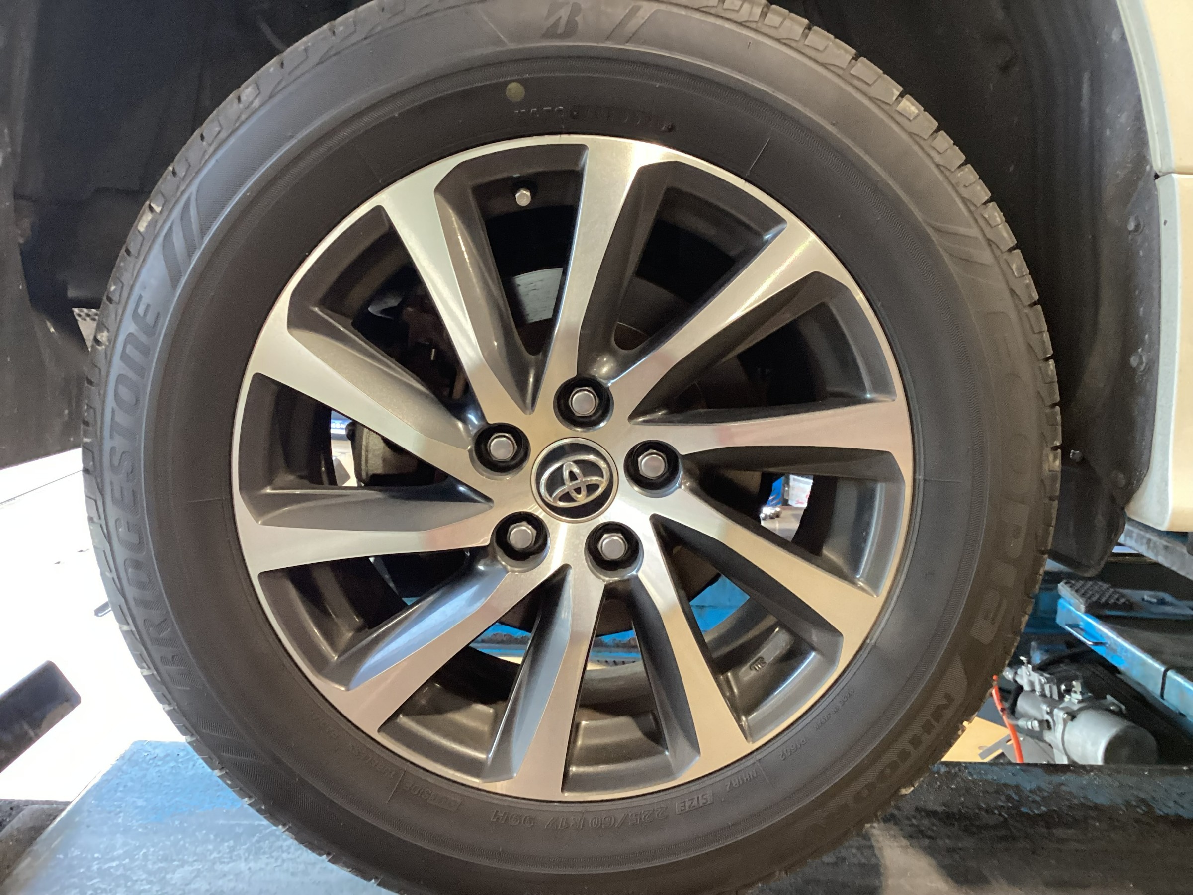 アルファード（30系）スタッドレスタイヤ・ホイール取付 | 店舗お