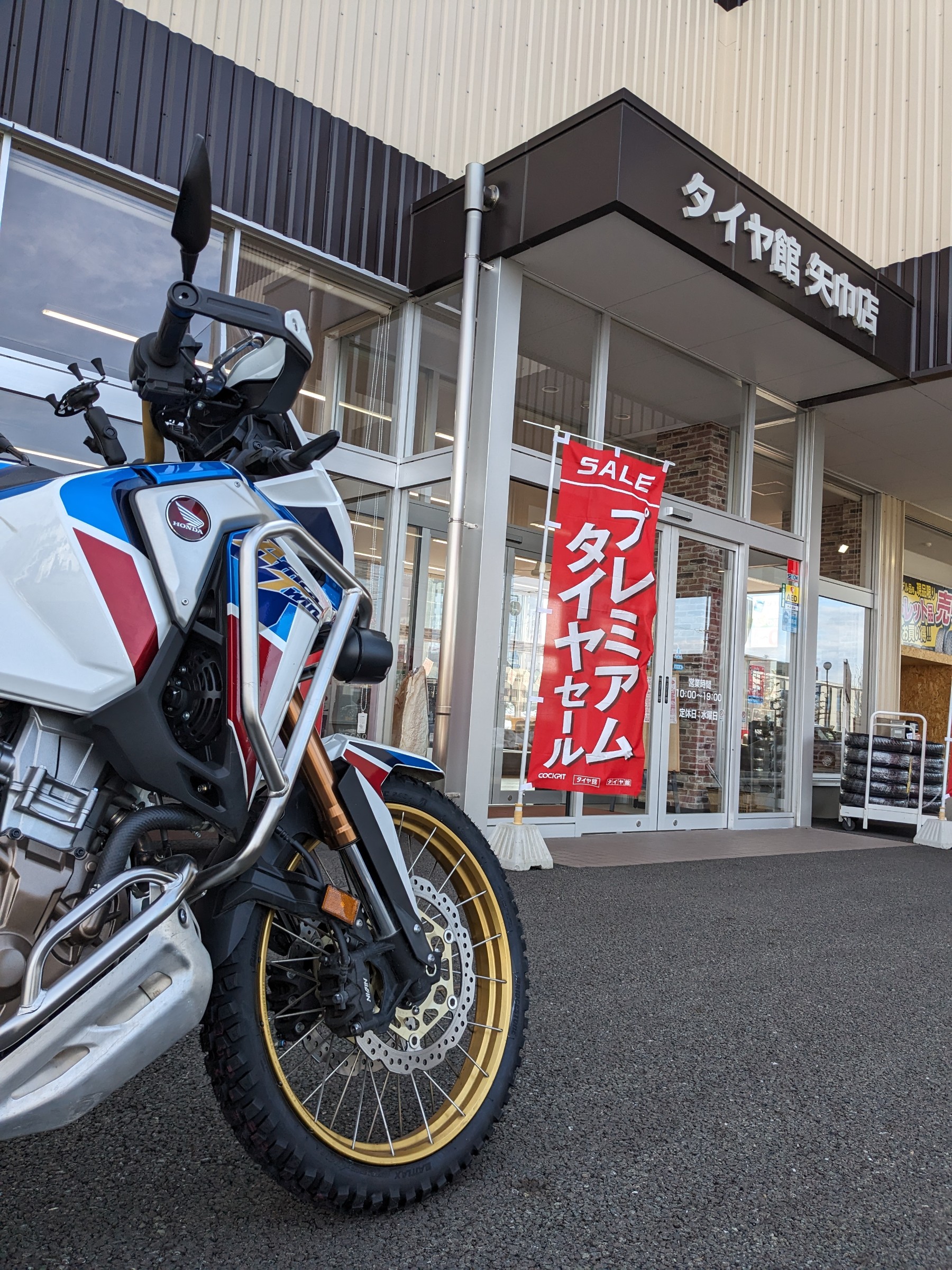 おクルマのタイヤと一緒にバイクのタイヤを買いに来ていただきました春が待ちきれないですね(^^)