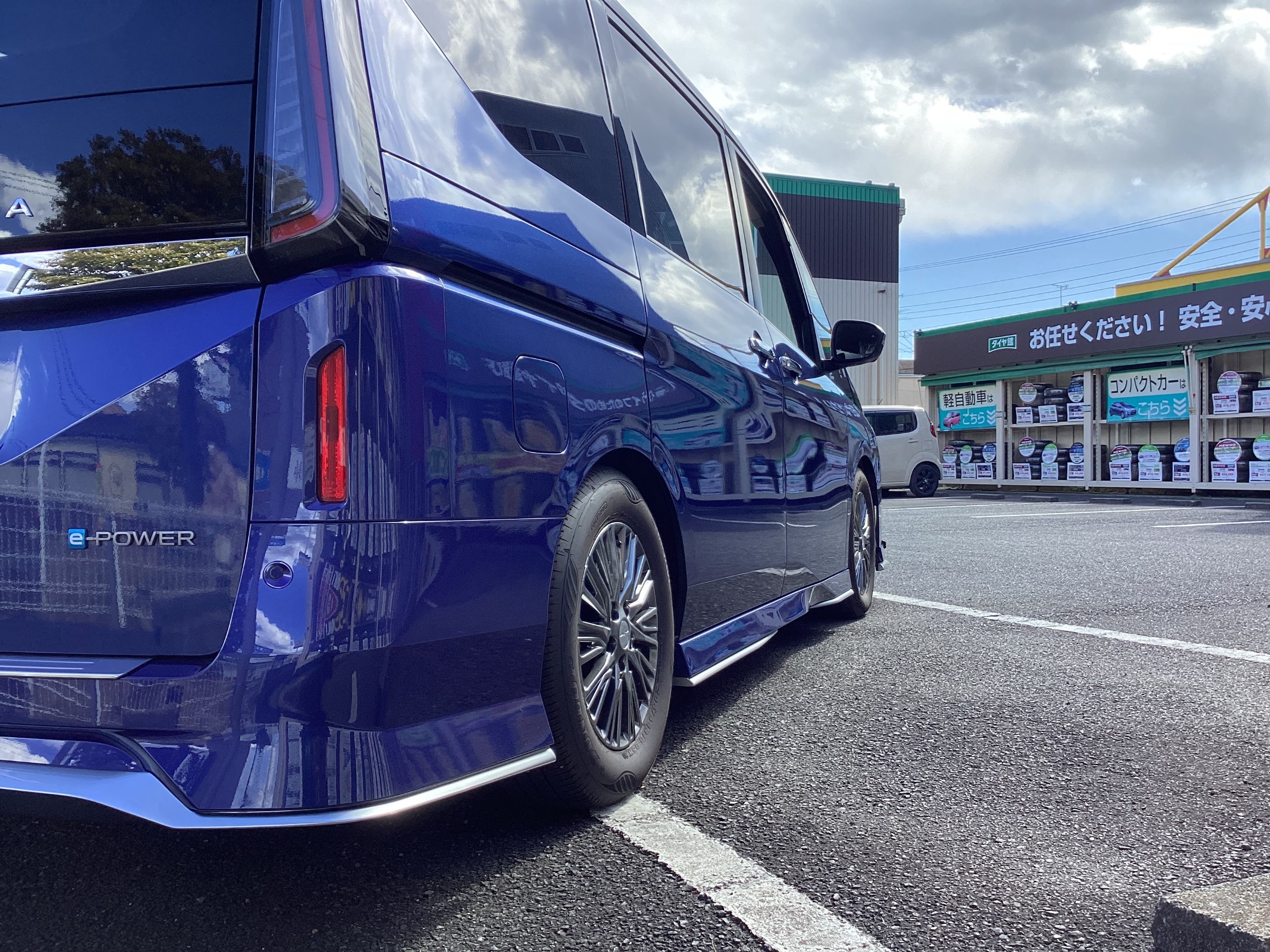 日産 C28セレナ 車高調取り付けでバッチリキメました！ | 店舗お