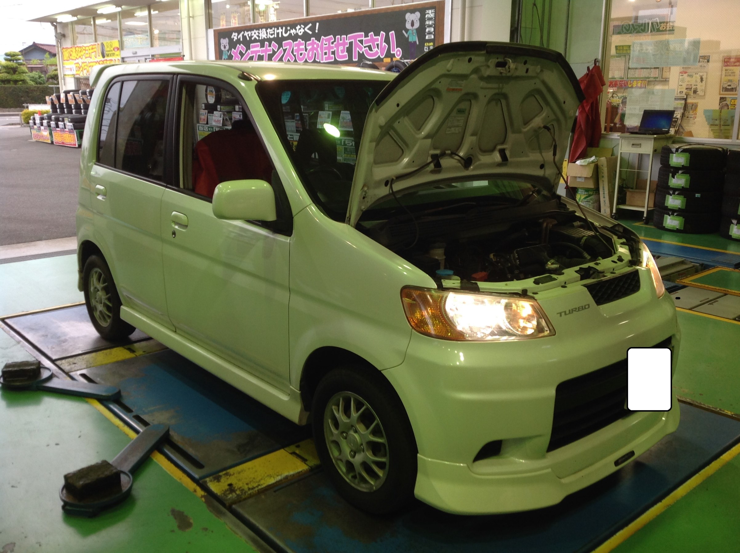 ホンダ ライフダンク ヘッドライトバルブ交換 ホンダ ライフ その他 サービス事例 タイヤ館 綾瀬 神奈川県のタイヤ カー用品ショップ タイヤからはじまる トータルカーメンテナンス タイヤ館グループ
