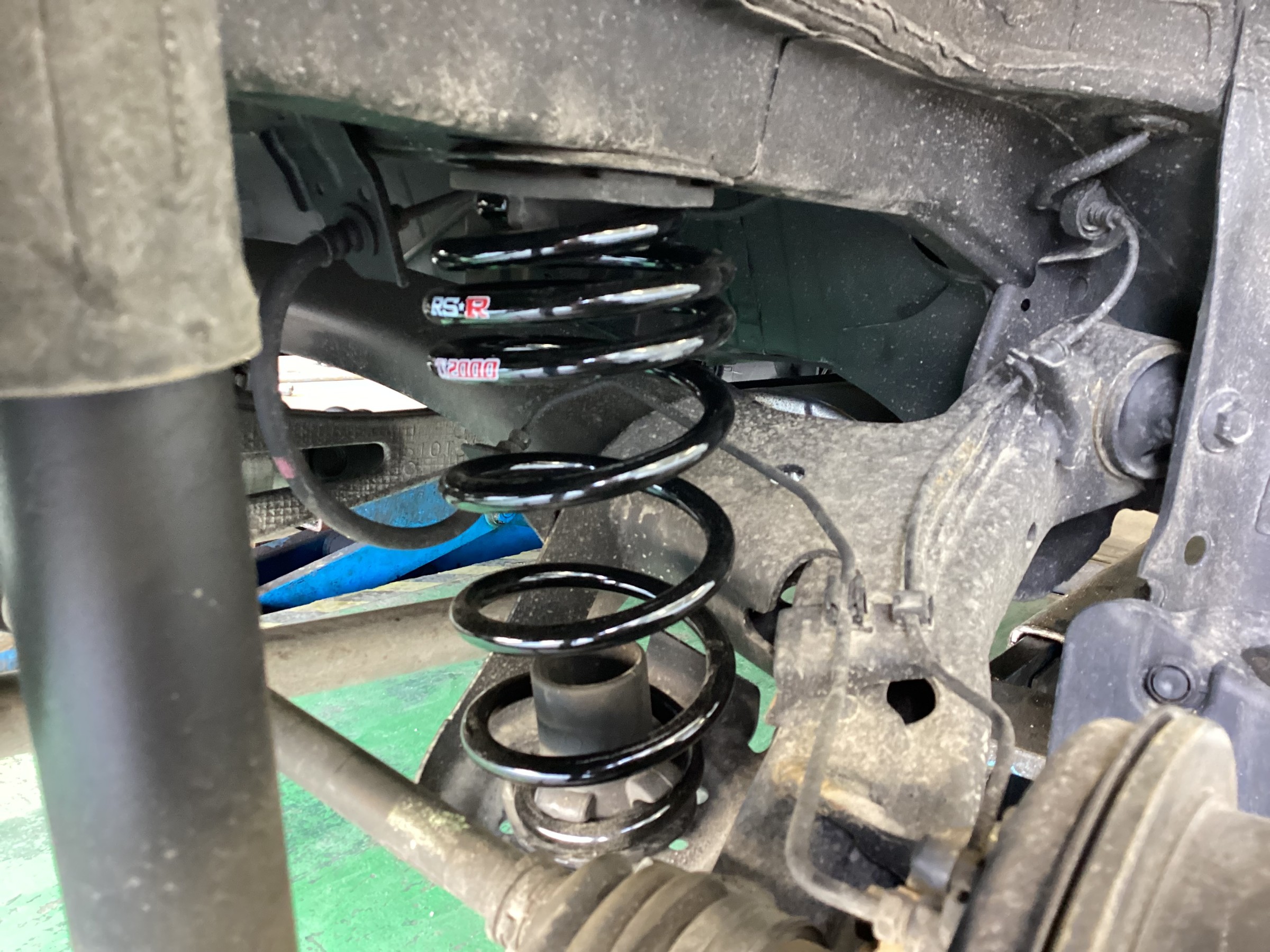 N-BOX (JF4) ダウンサス N-BOXカスタム JF4 RSR Ti2000 ダウンサス取り付け | 店舗お