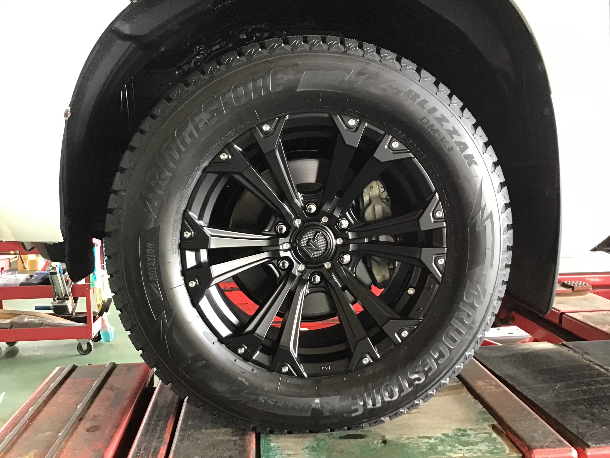 美品】ランクルプラド150後期使用 スタッドレスタイヤ・ホイールセット