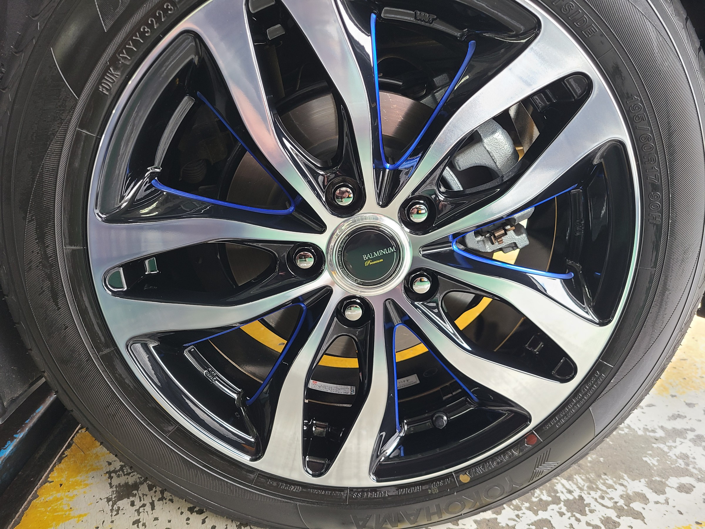 新型プリウス』へブリヂストンホイール『BALMINUM Premium DS-P』装着