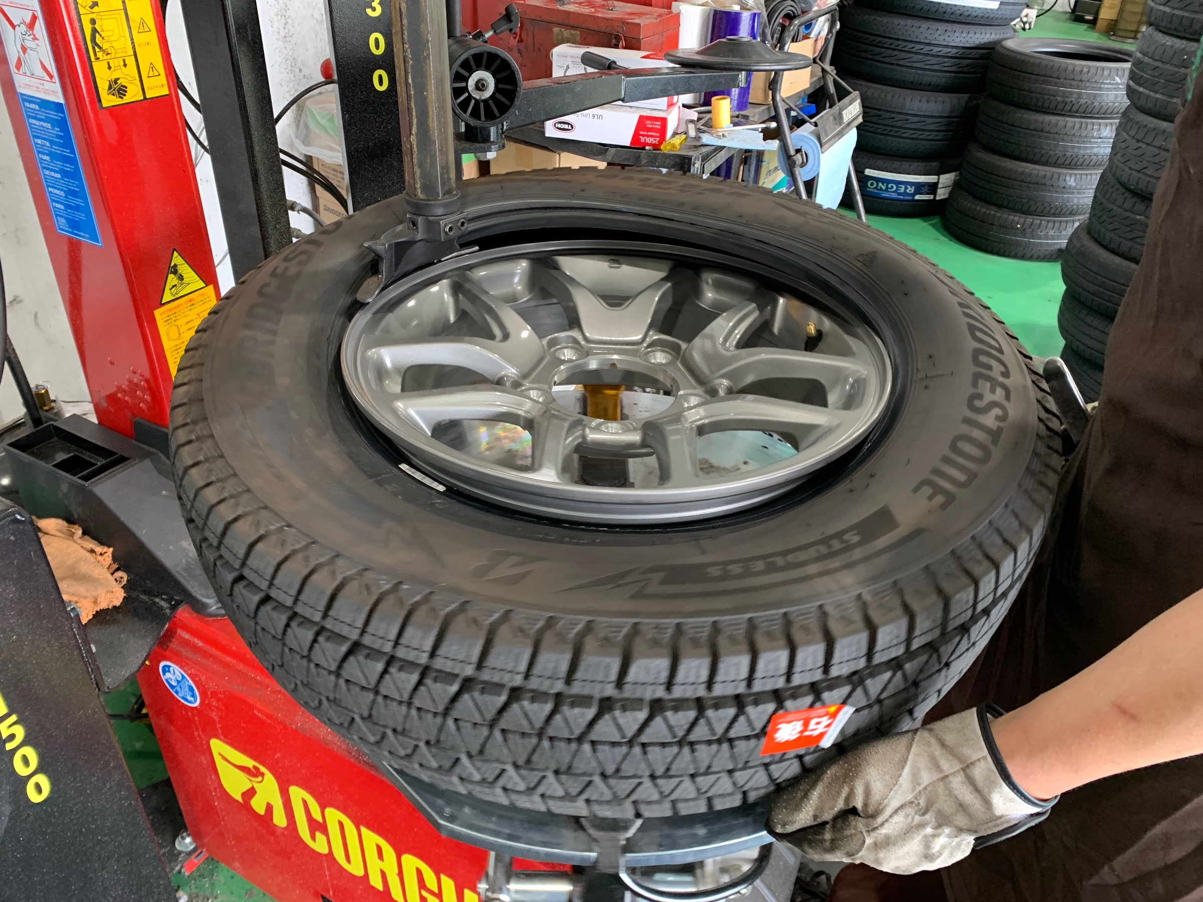 ジムニーのスタッドレスタイヤ用にアルミホイールをご購入頂き ジムニーのスタッドレスタイヤ用にアルミホイールをご購入頂き