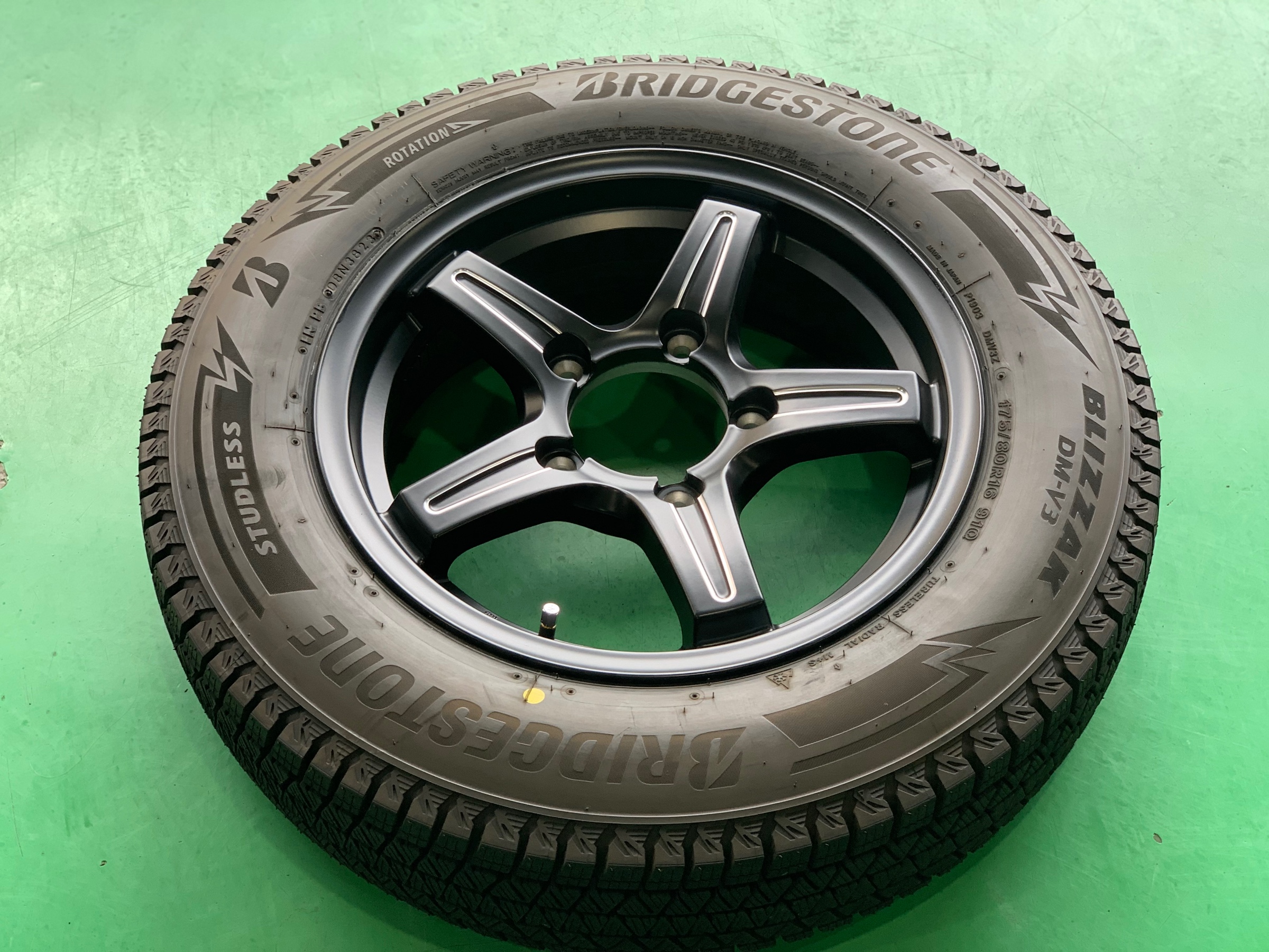 ジムニーのスタッドレスタイヤ用にアルミホイールをご購入頂き ジムニーのスタッドレスタイヤ用にアルミホイールをご購入頂き