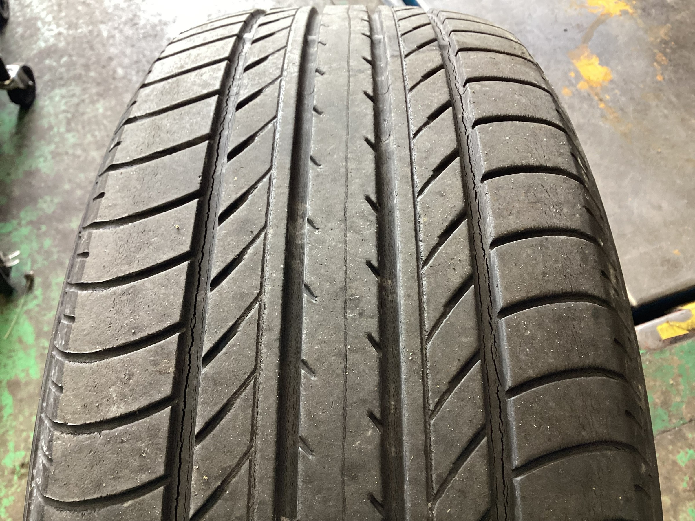縦溝の左右に亀裂が入っています