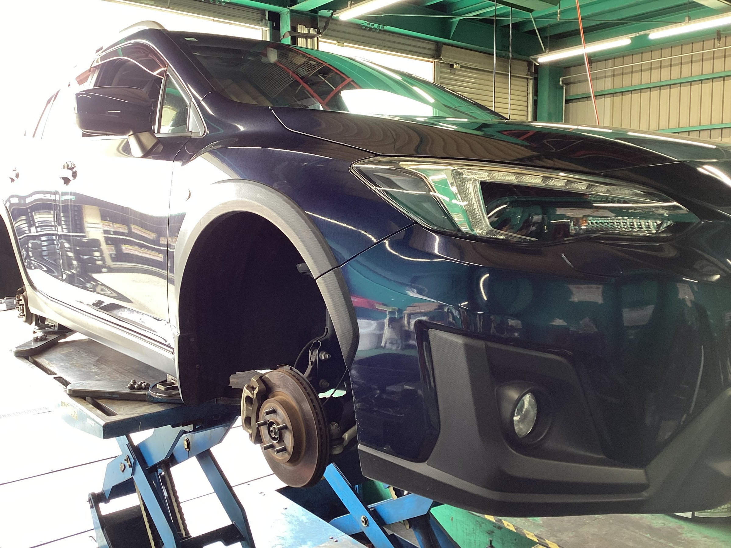 タイヤ交換作業中の車両