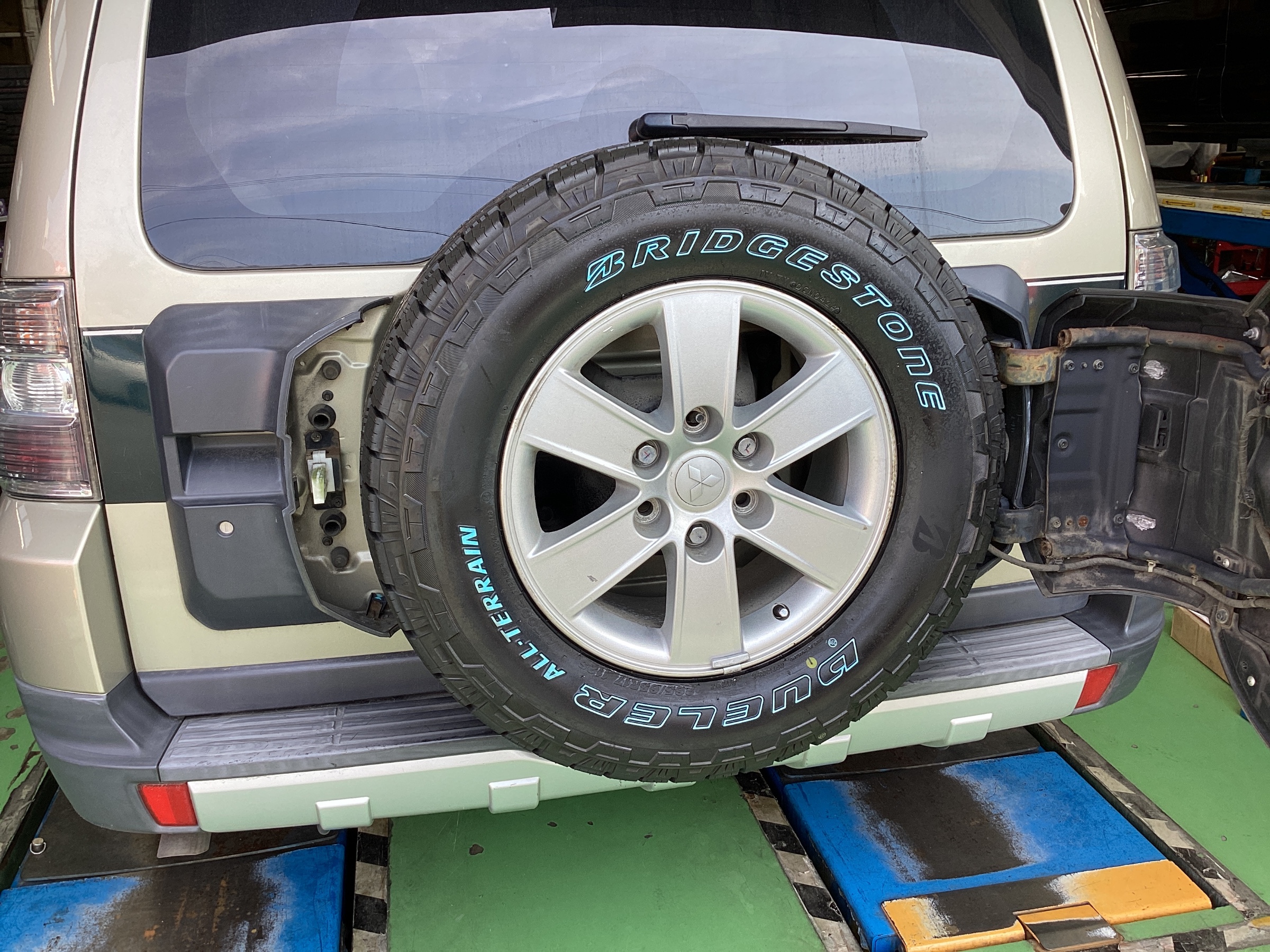新モデルDUELER A/T002 ホワイトレターをパジェロに装着！スペア